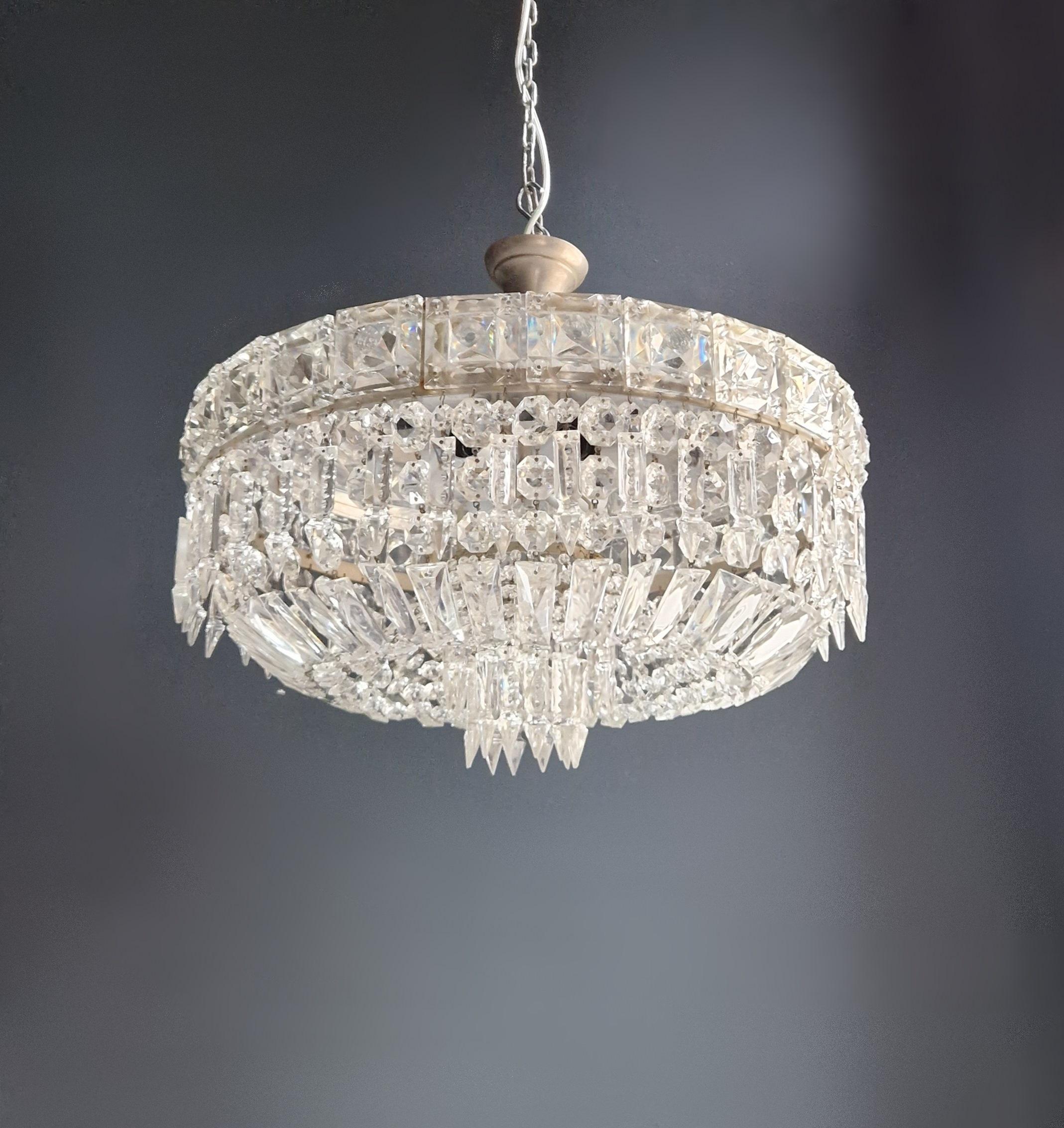 Wir präsentieren eine exquisite Art Deco Low Plafonnier Silver Crystal Chandelier Lustre Ceiling Lamp, die den zeitlosen Charme antiker Handwerkskunst versprüht. Dieser alte Kronleuchter wurde in Berlin mit viel Liebe und Sachverstand restauriert.