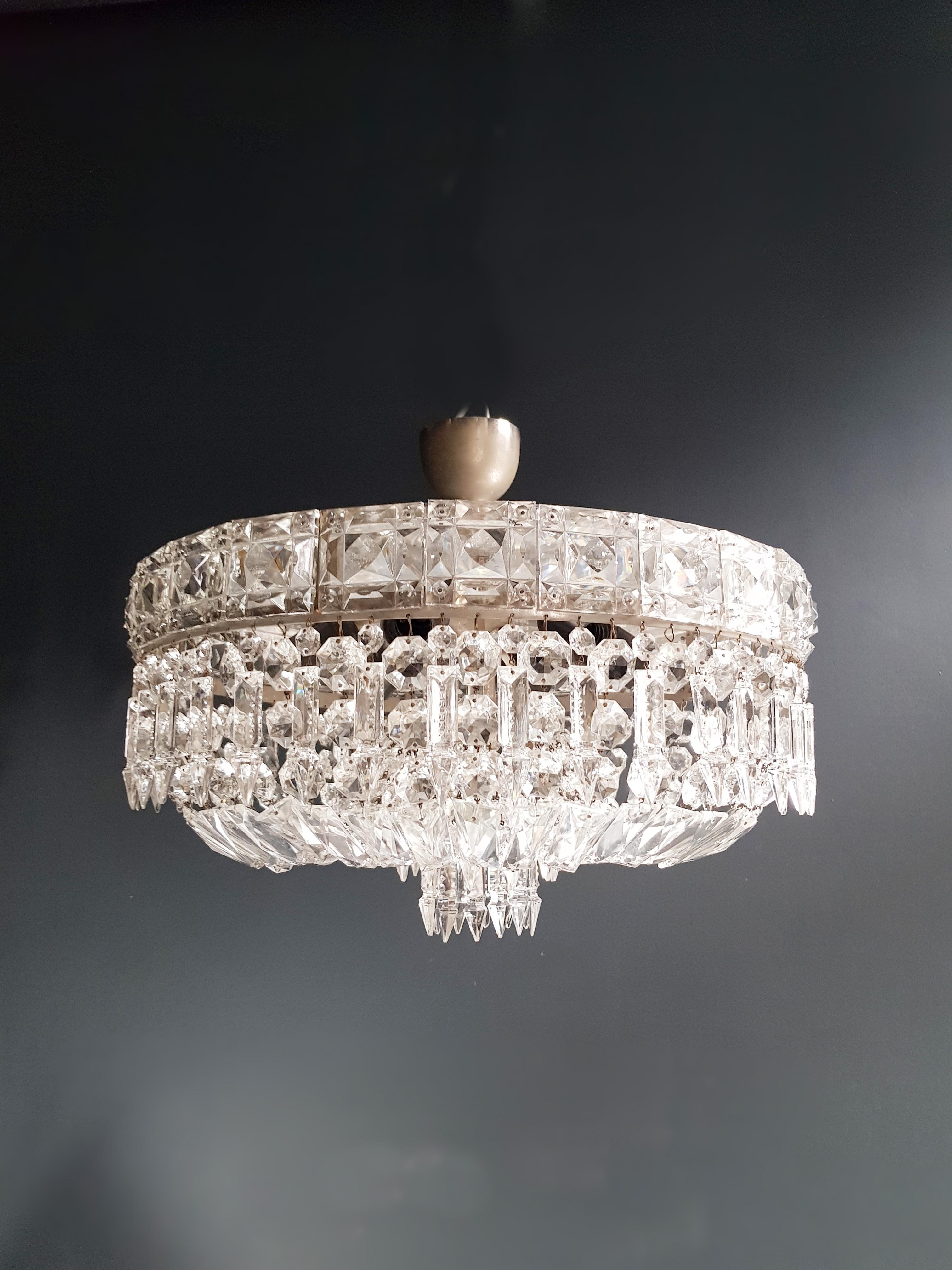 Ti presentiamo una squisita lampada da soffitto Art Deco Low Plafonnier Silver Crystal Chandelier Lustre, che mostra il fascino senza tempo dell'artigianato antico. Questo antico lampadario è stato meticolosamente restaurato con amore e competenza a