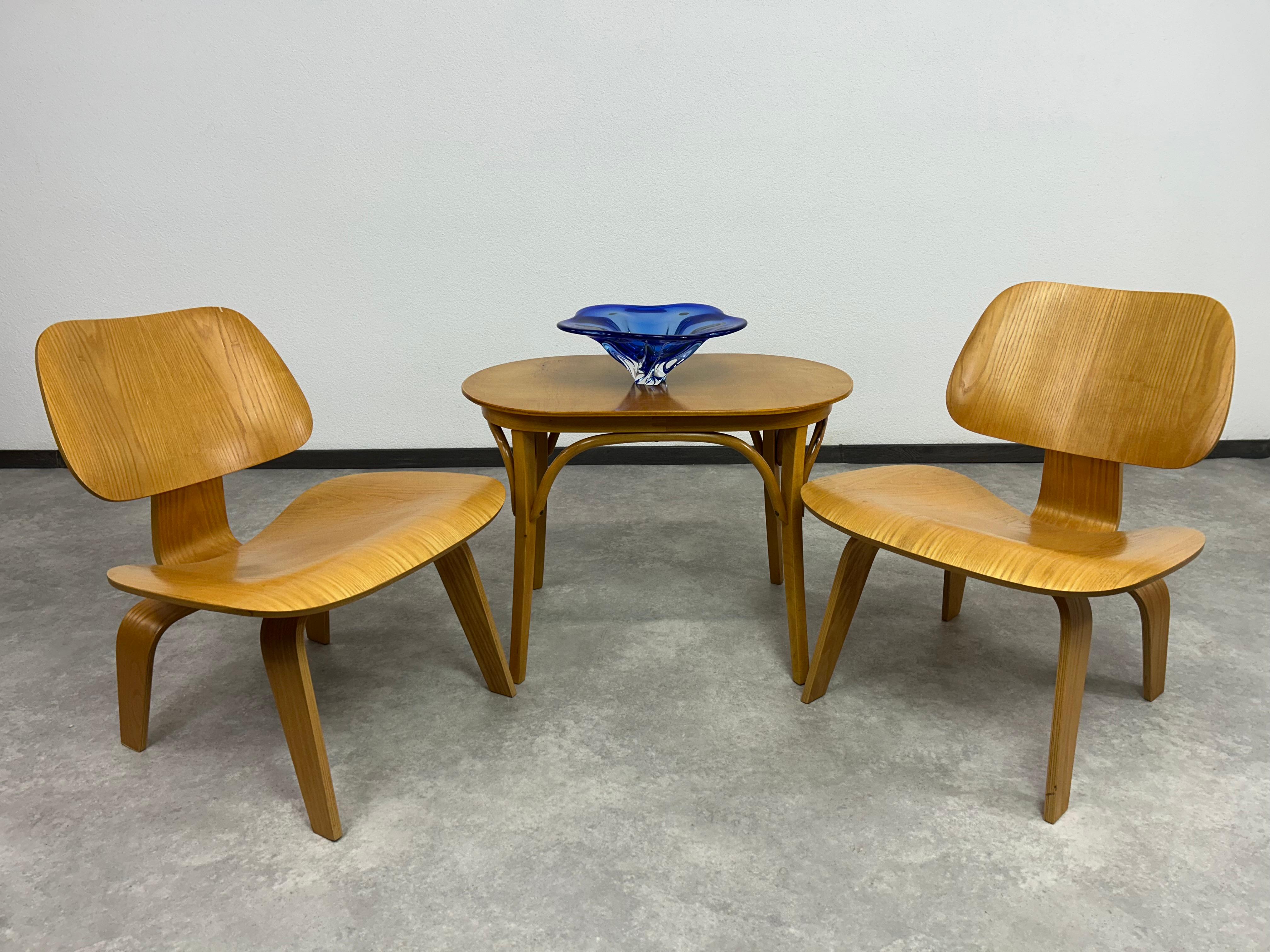 Table basse Art déco de Thonet Debrecen. Teinté et repoli par des professionnels.