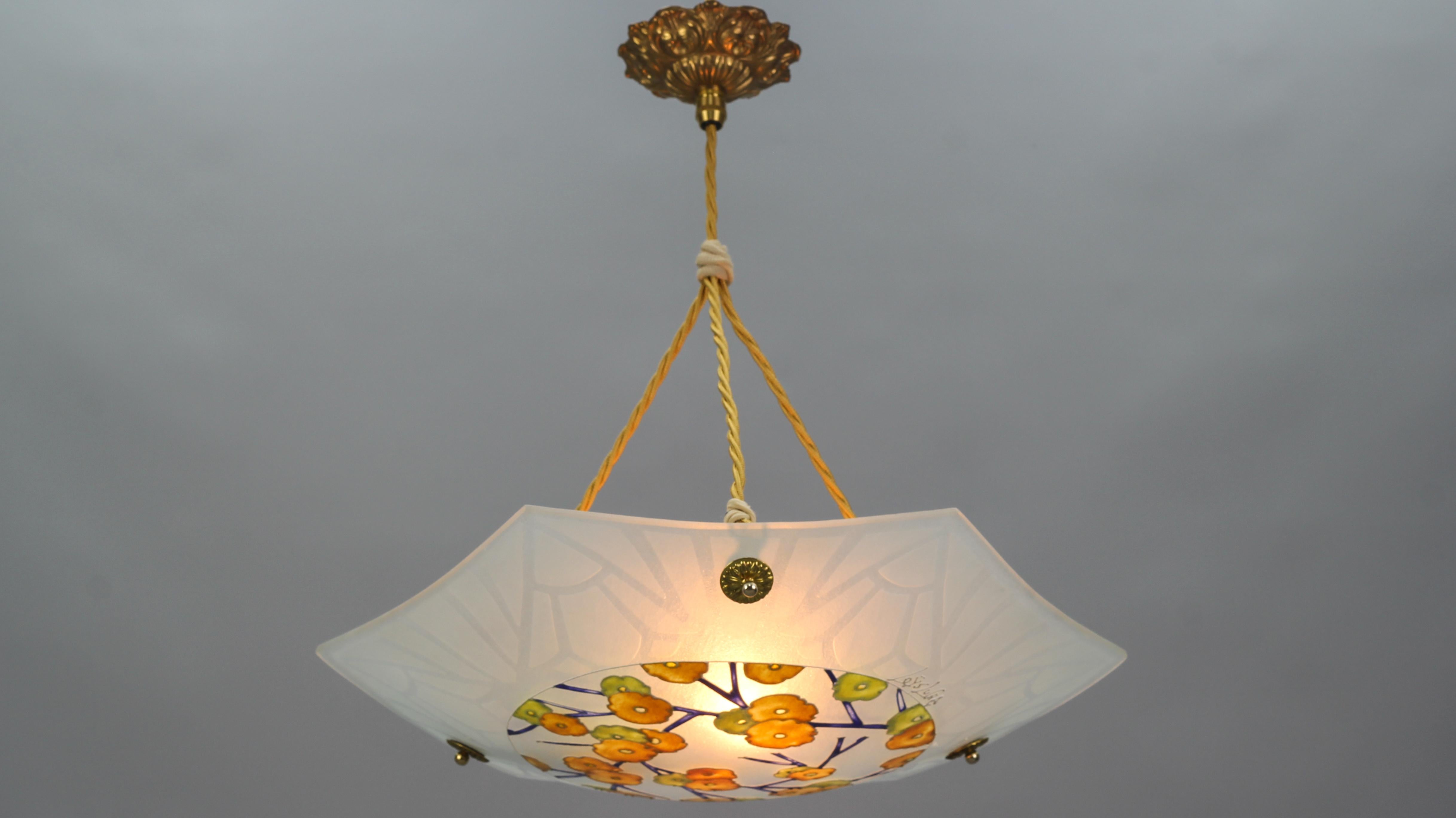 Milieu du XXe siècle Lampe à suspension Art Déco Loys Lucha signée en verre émaillé et dépoli, années 1930 en vente