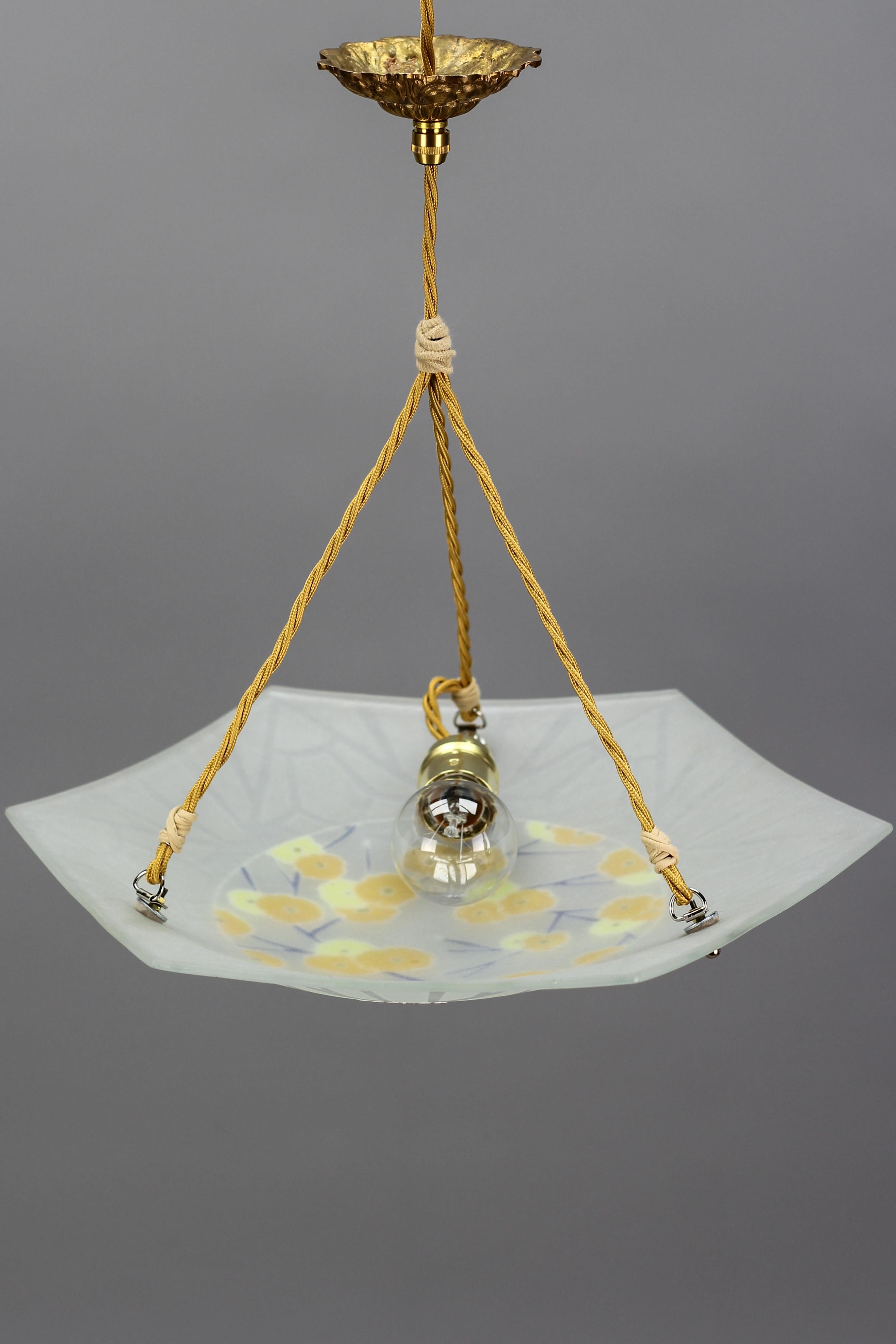 Lampe à suspension Art Déco Loys Lucha signée en verre émaillé et dépoli, années 1930 en vente 1