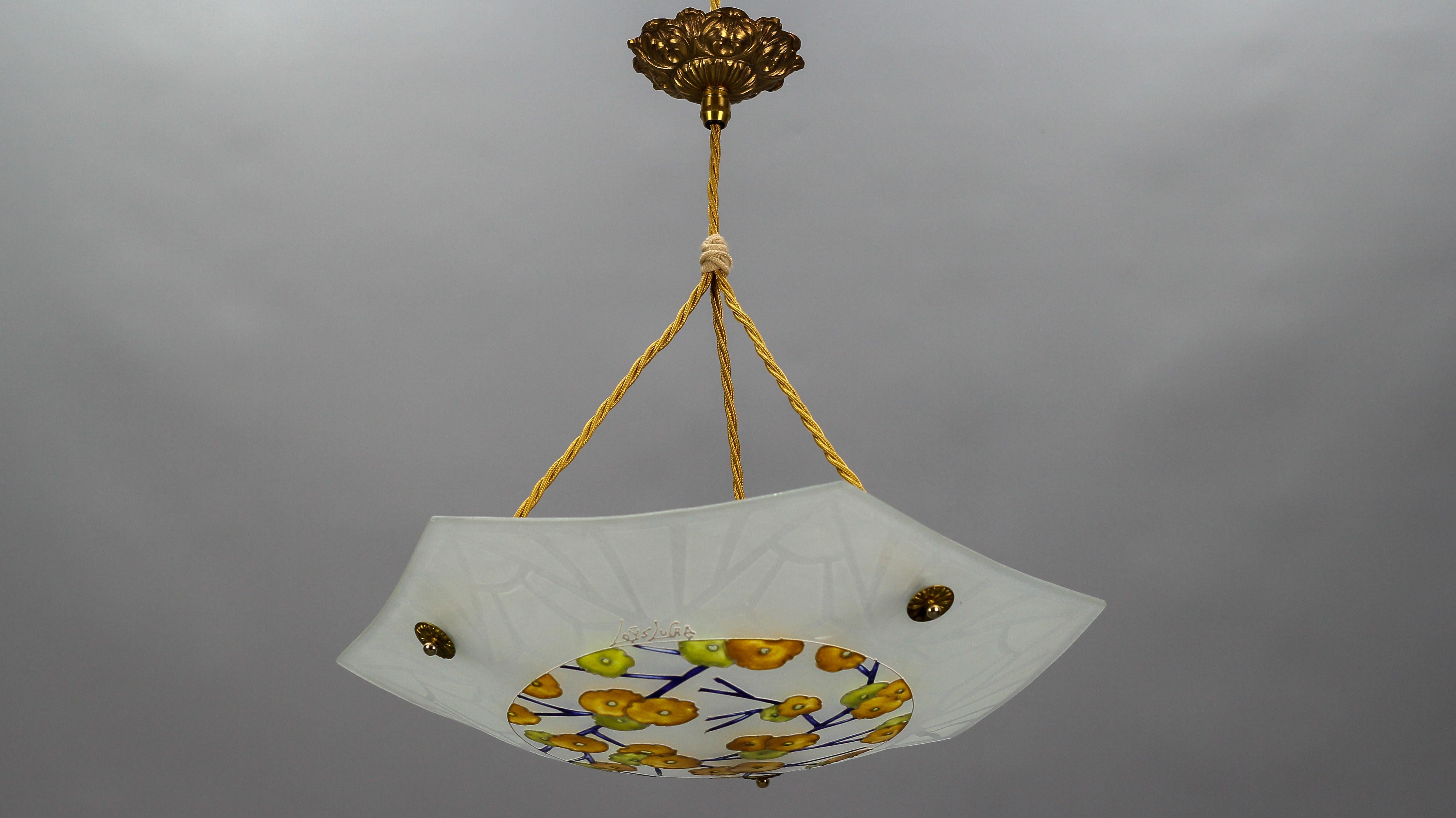 Questa bellissima plafoniera in vetro Art Deco modellato, smerigliato e dipinto a smalto presenta un disegno floreale nei colori giallo, arancione, blu e bianco, firmato 