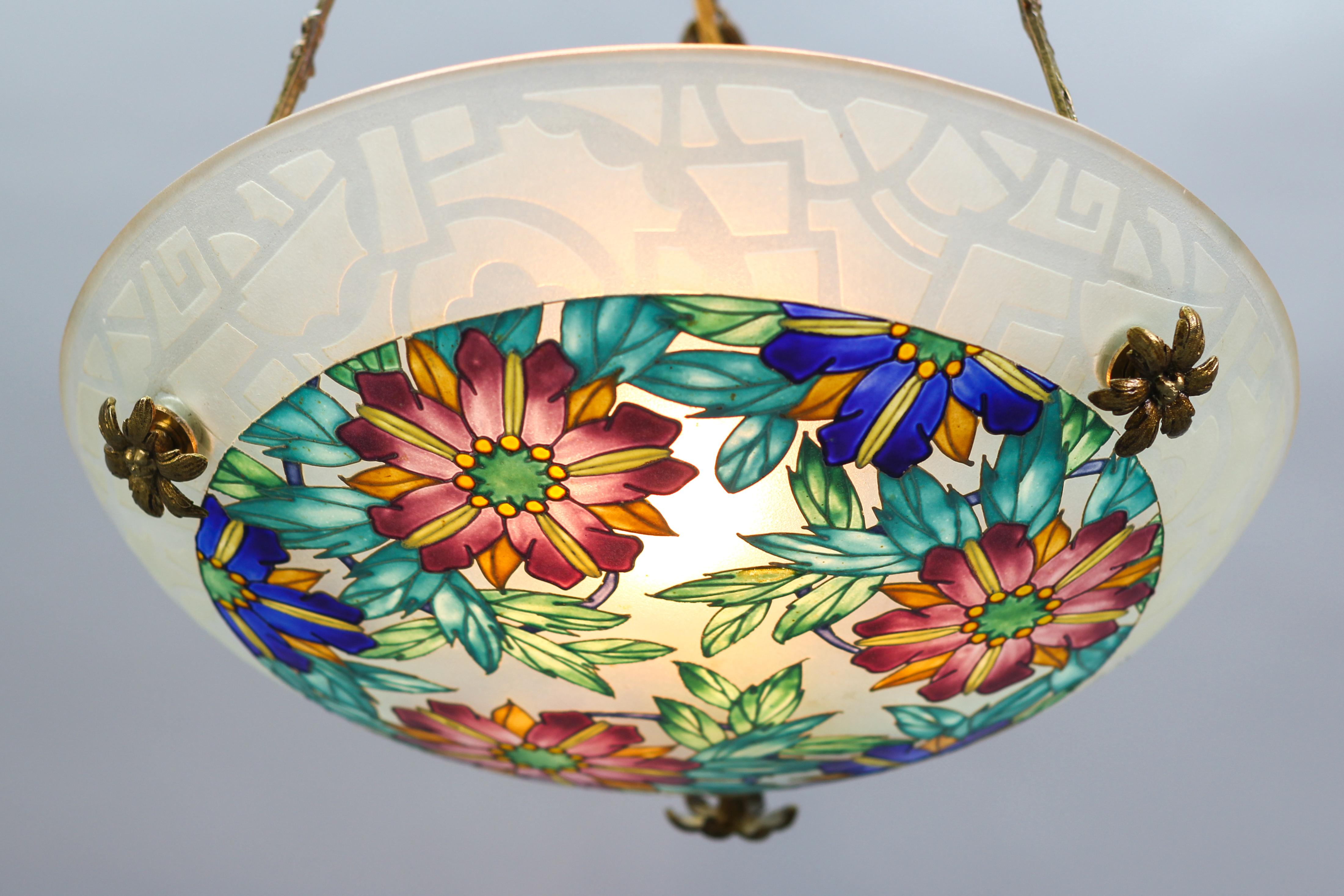 Milieu du XXe siècle Lampe à suspension Art Déco Loys Lucha en verre émaillé à motifs floraux et bronze, années 1930 en vente