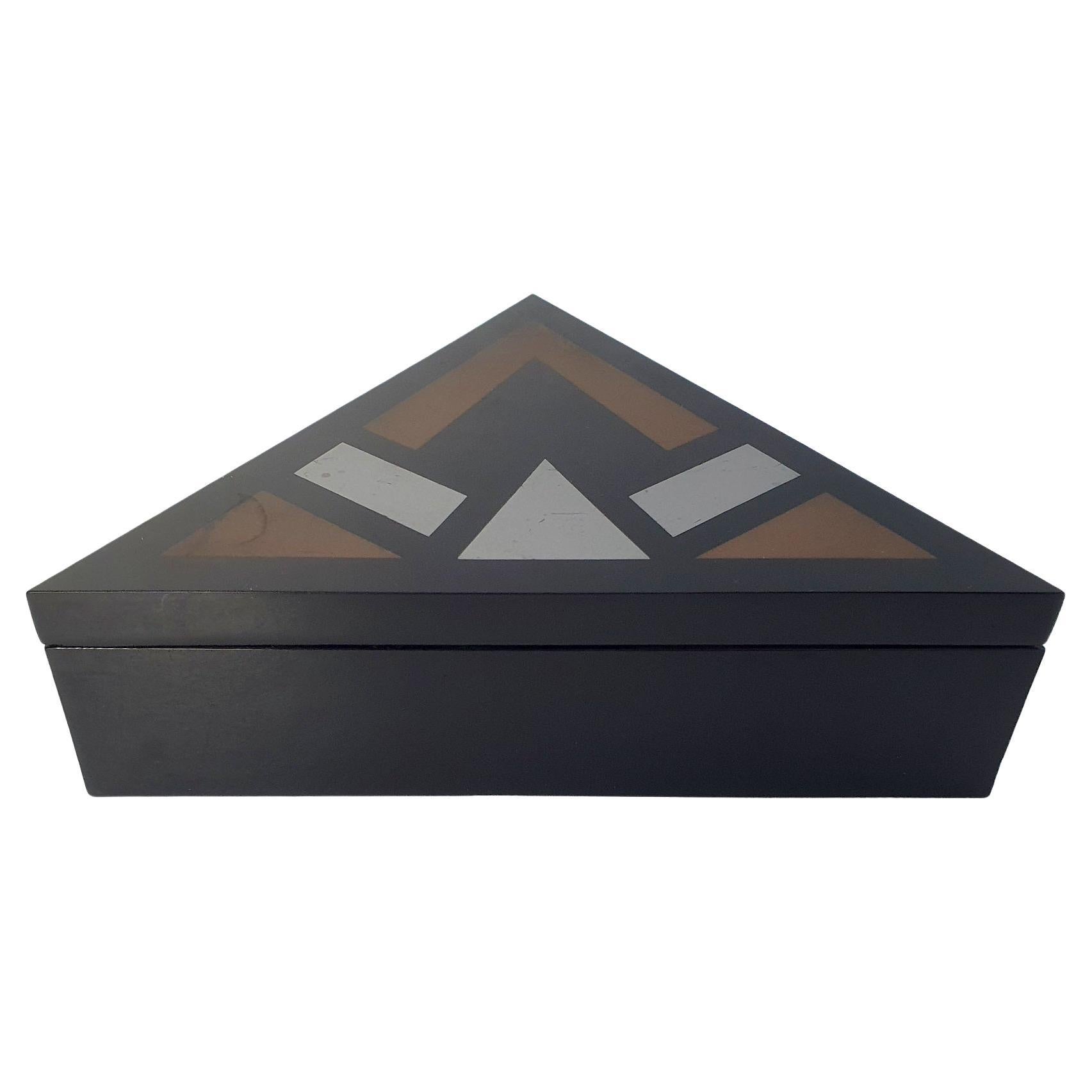 Hier haben wir eine einzigartige Schachtel im Art-Déco-Stil, die in den späten 1960er Jahren hergestellt wurde. Das MATERIAL ist schwarzes Luzit/Plexiglas mit goldenem Dekor. Darunter steht die Aufschrift Max Kahn. Der Stil erinnert an das
