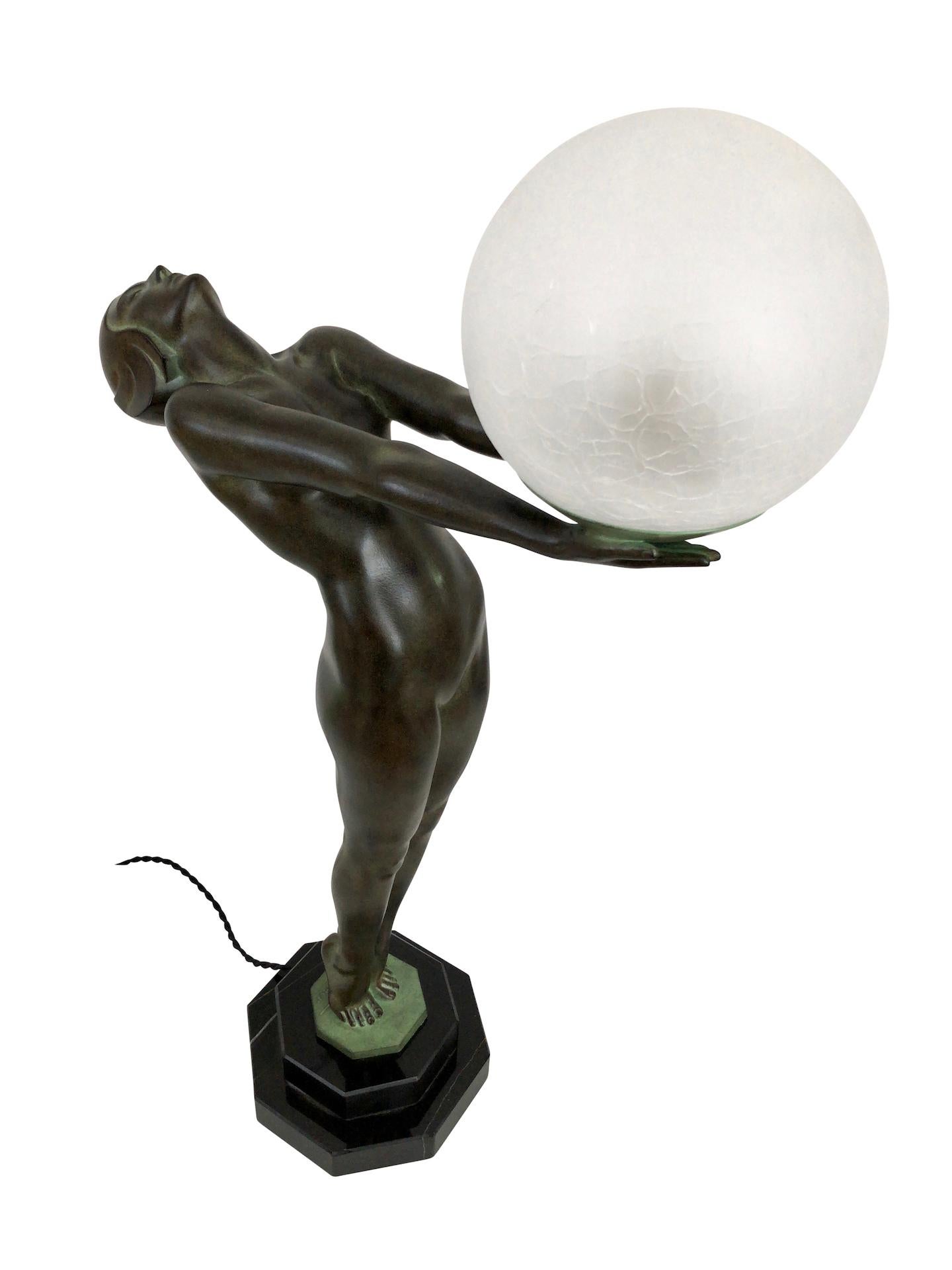 Art Deco Lumina Skulptur Clarté Lampe Nackte Tänzerin mit einem Ball von Max Le Verrier (Patiniert) im Angebot