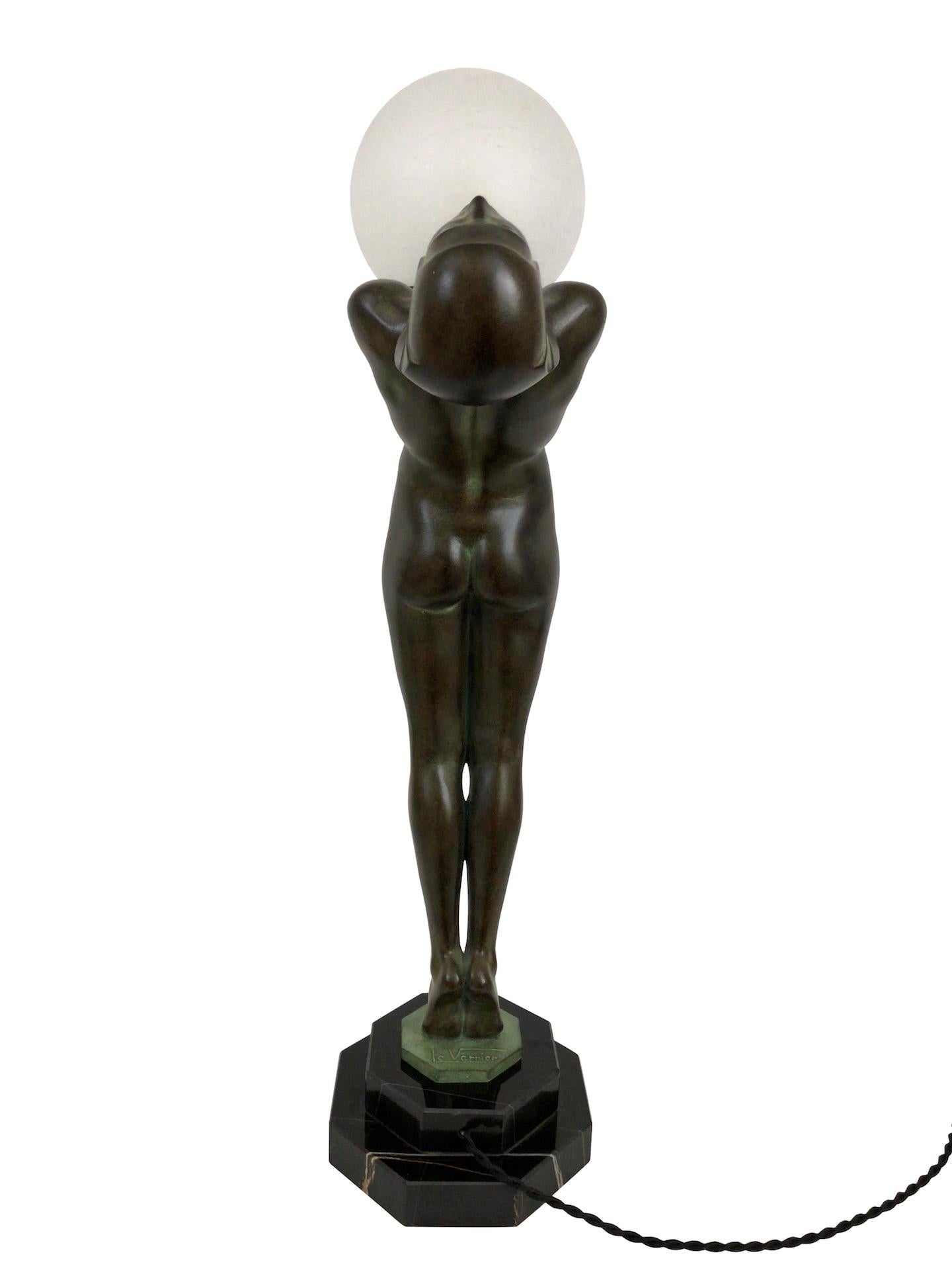 Art Deco Lumina Skulptur Clarté Lampe Nackte Tänzerin mit einem Ball von Max Le Verrier im Zustand „Gut“ im Angebot in Ulm, DE