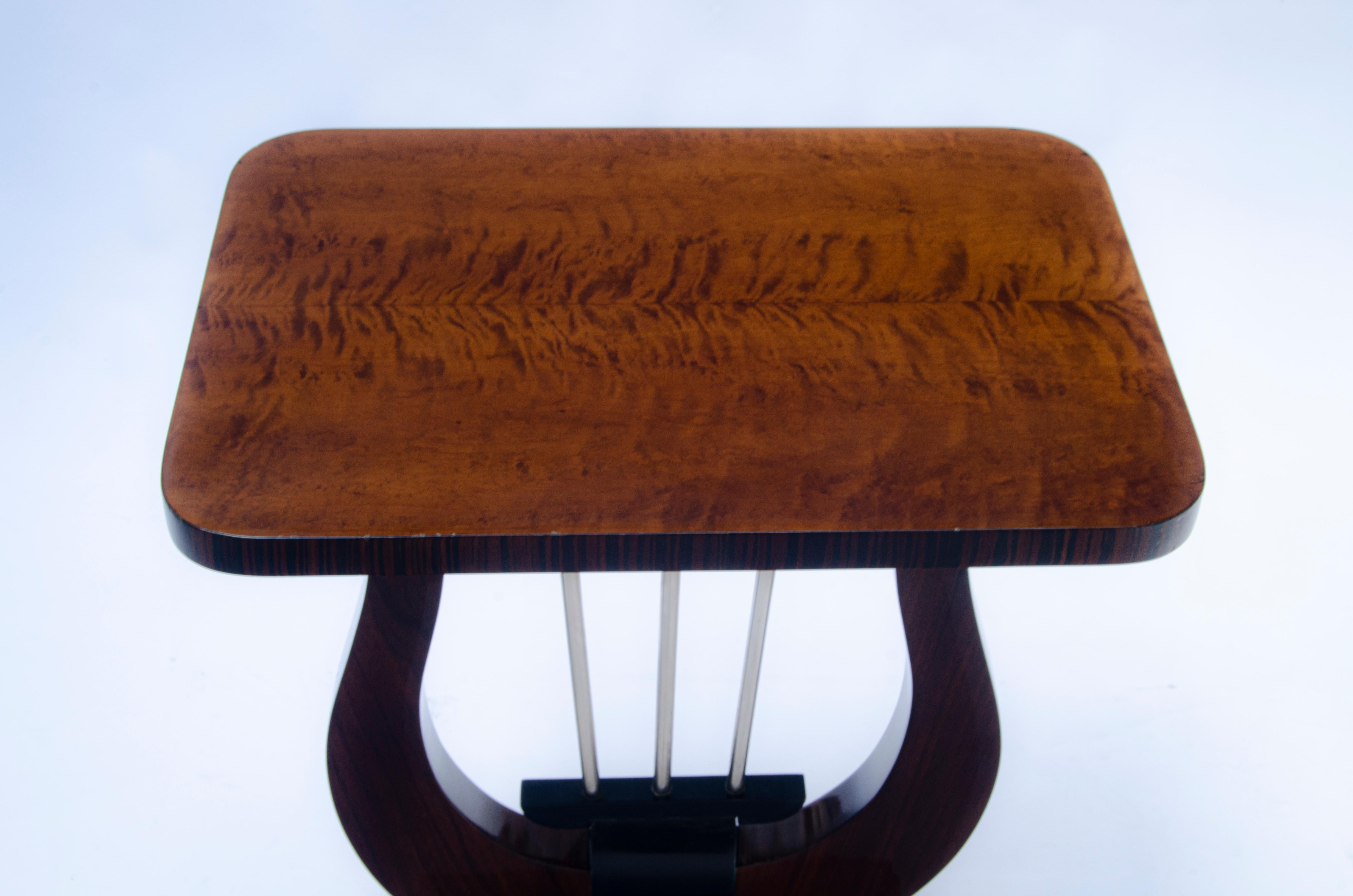 Table d'appoint Art déco avec une forme de lyre particulière. Dessinée par l'artiste français Andre Arbus (1903-1969). Placage et décor en noyer, noir brillant et détails métalliques.

France, CIRCA 1930.