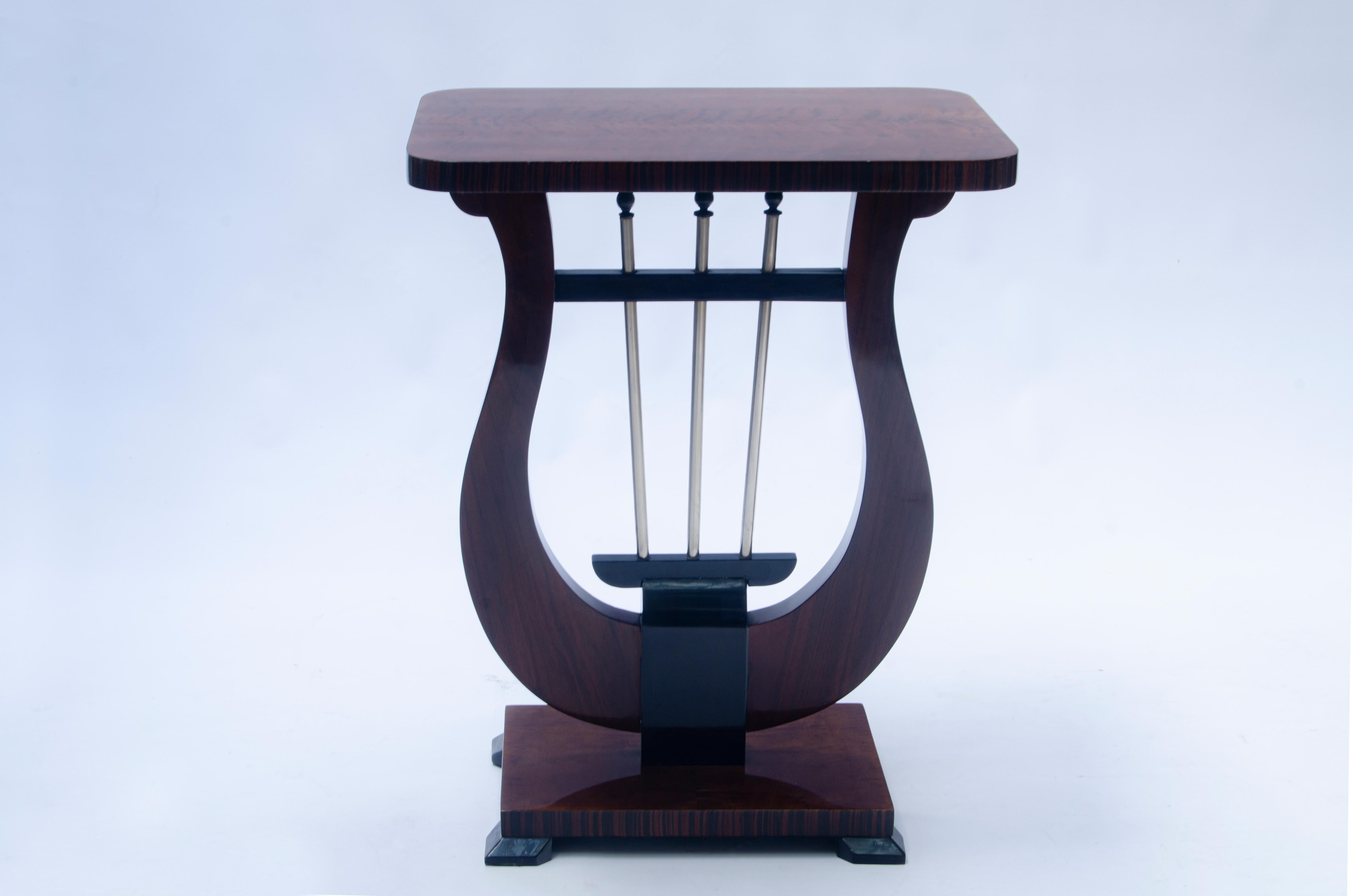 Français Table d'appoint art déco en forme de lyre en vente