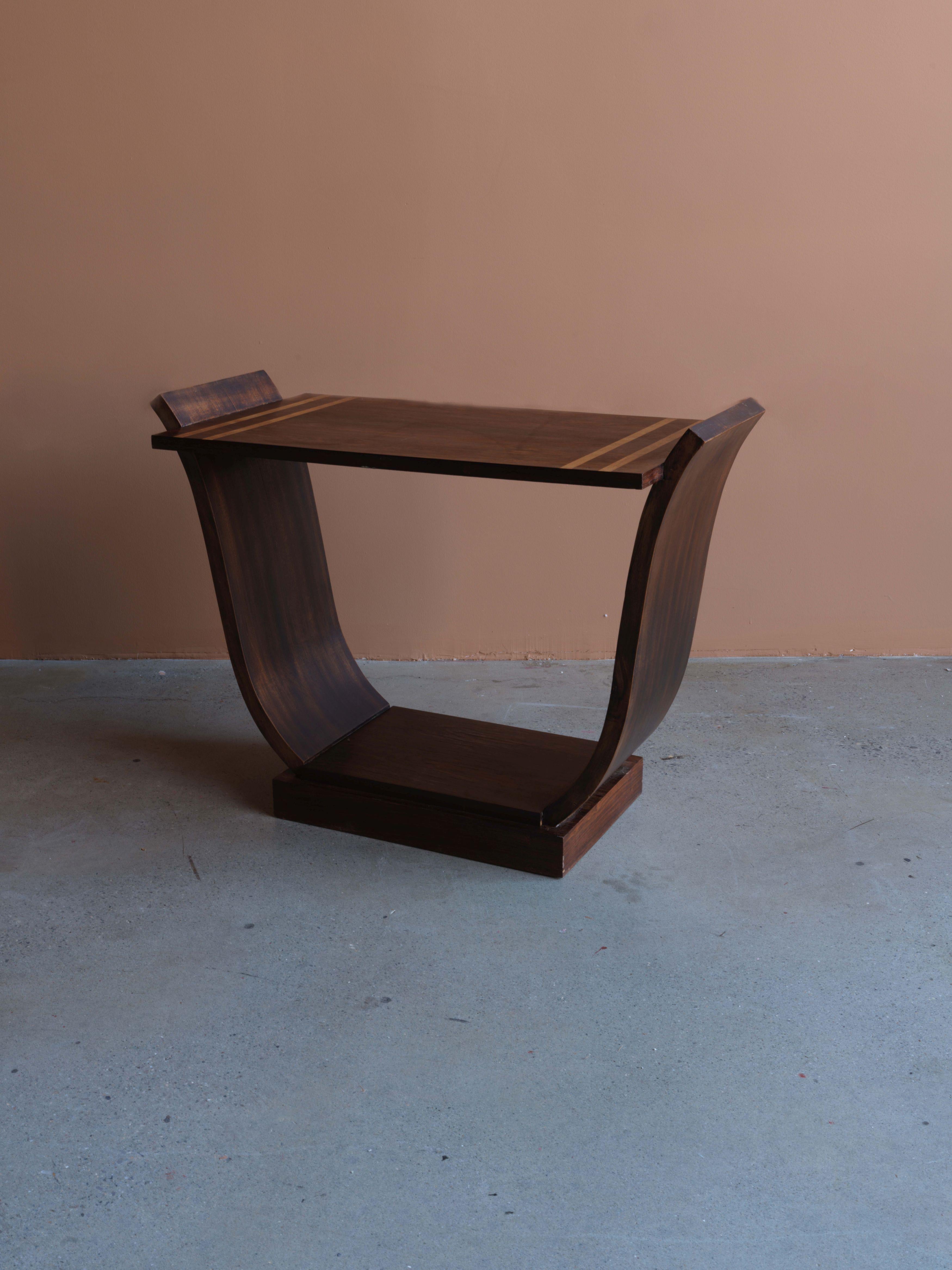 Ein französischer Beistelltisch im Art-déco-Stil mit einzigartiger Intarsienarbeit aus Buchenfurnier und klassischem U-förmigem Design. 
