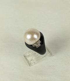 Anello Art Deco con perle Mabe, smalto e diamanti, attribuito a Boivin