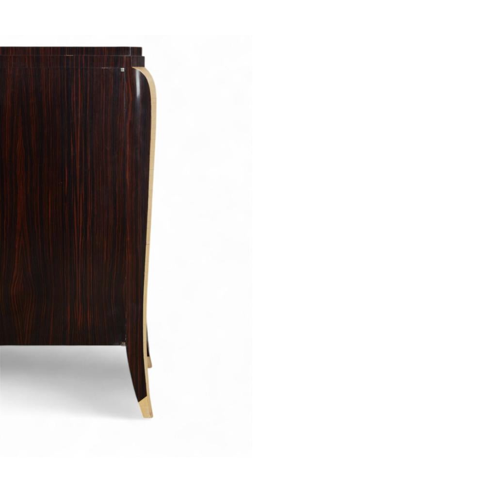 Français Cabinet à deux portes Art Déco en macassar, à la manière d'Emile-Jacques Ruhlmann en vente