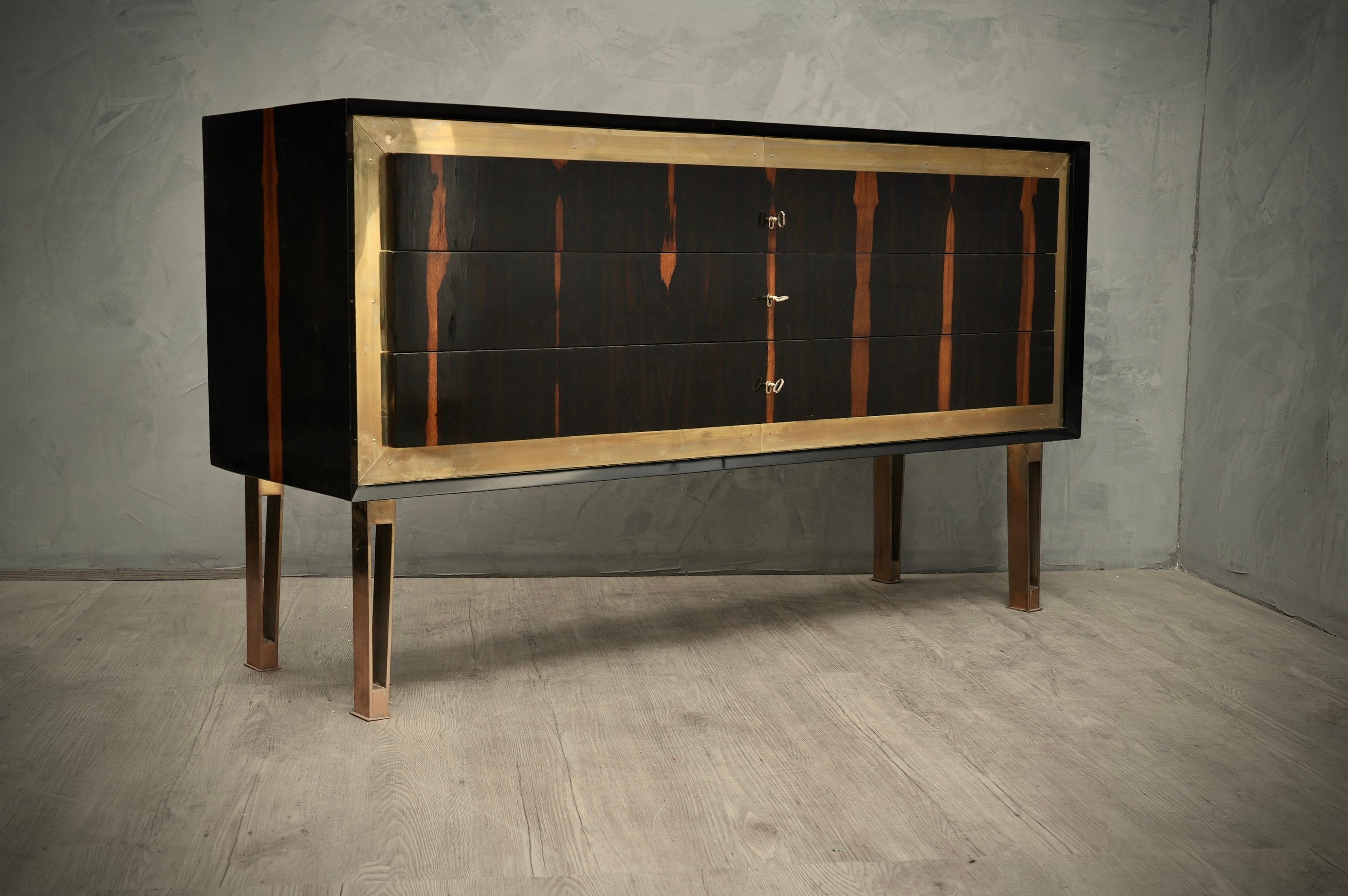 Italiano Commodes e cassettiere italiane in noce e ottone Art Déco, 1940 in vendita