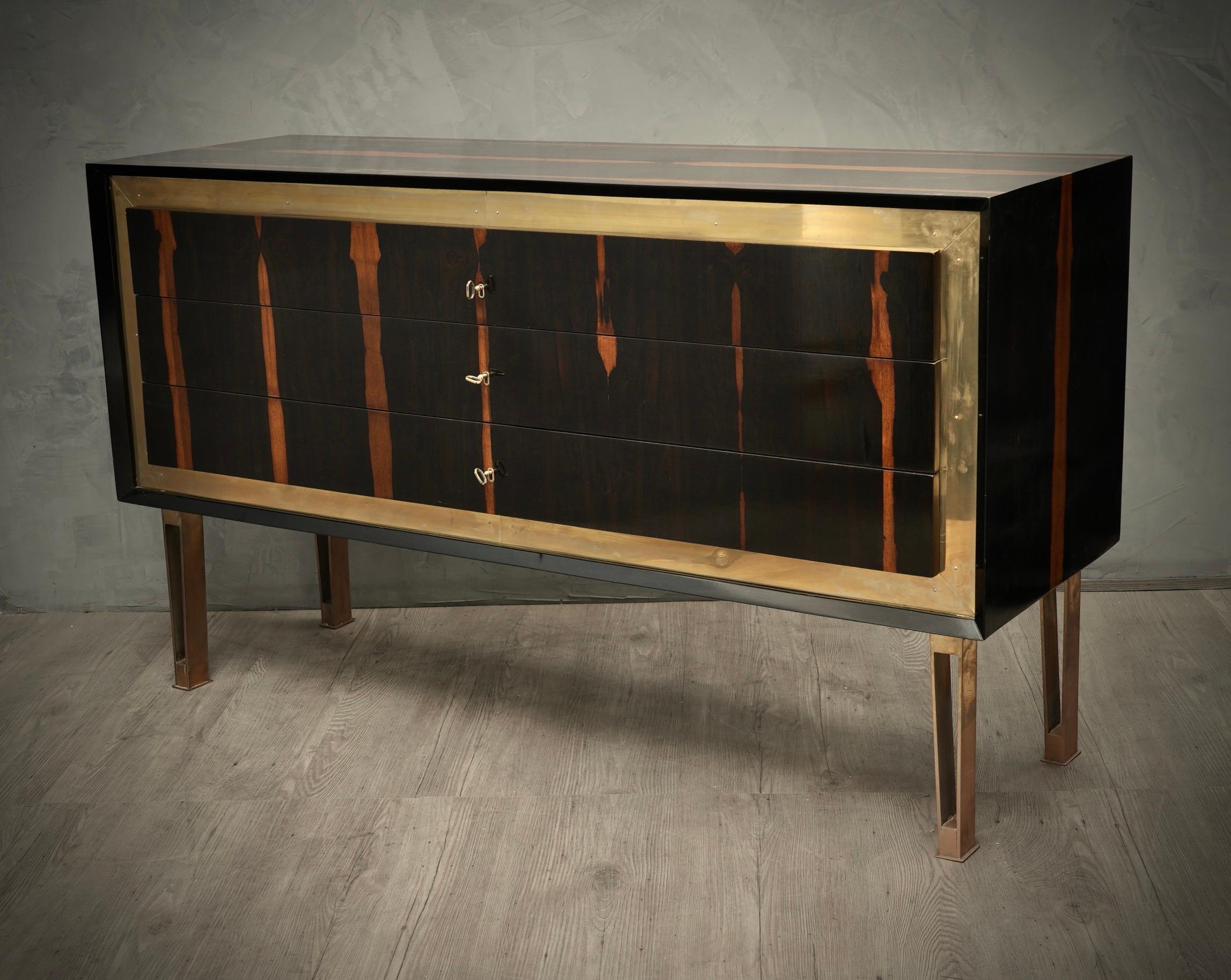 Mid-20th Century Art Deco Walnut and Brass Italian Commodes and Chests of Drawers, 1940 For Sale