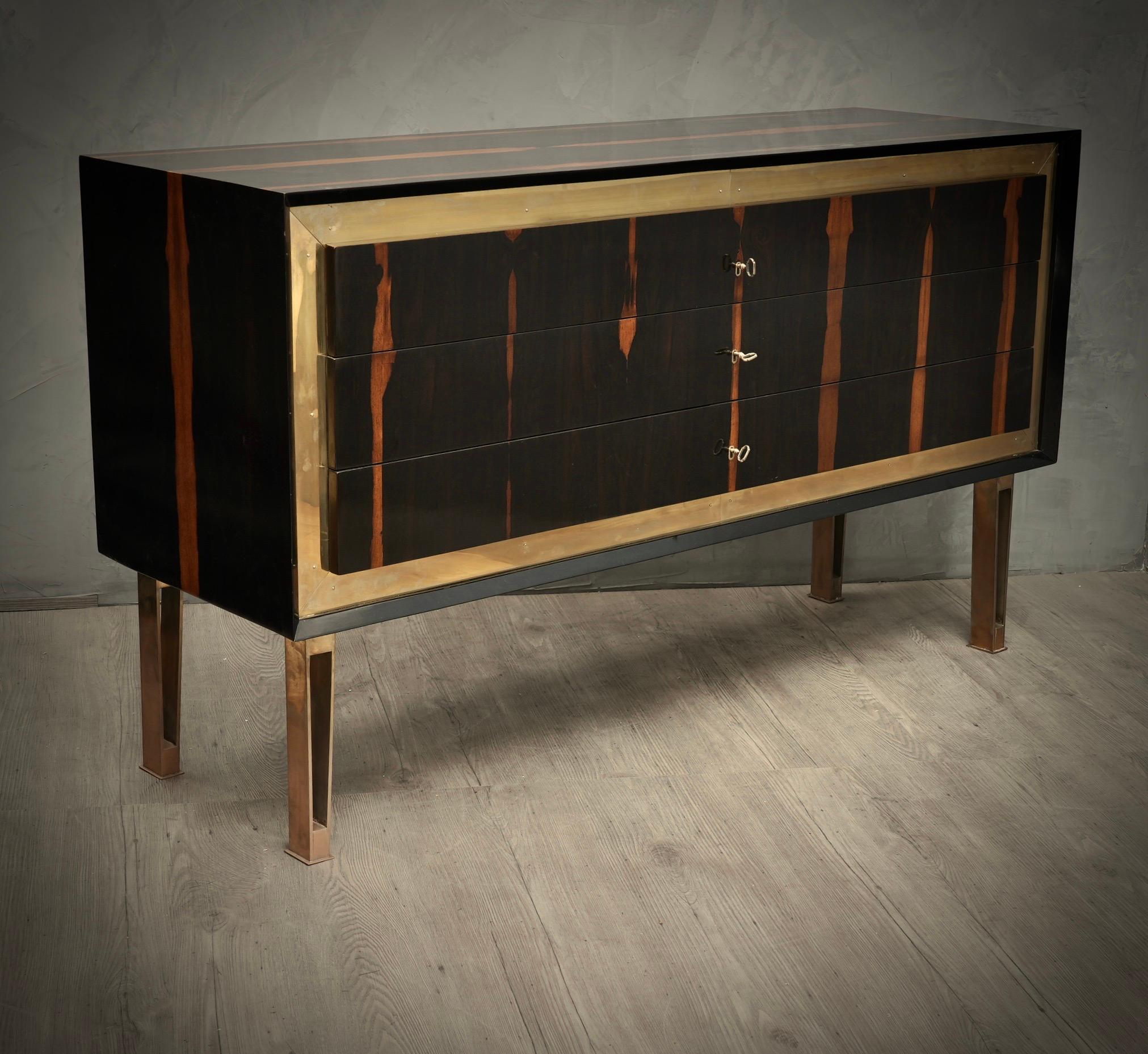 Metà XX secolo Commodes e cassettiere italiane in noce e ottone Art Déco, 1940 in vendita