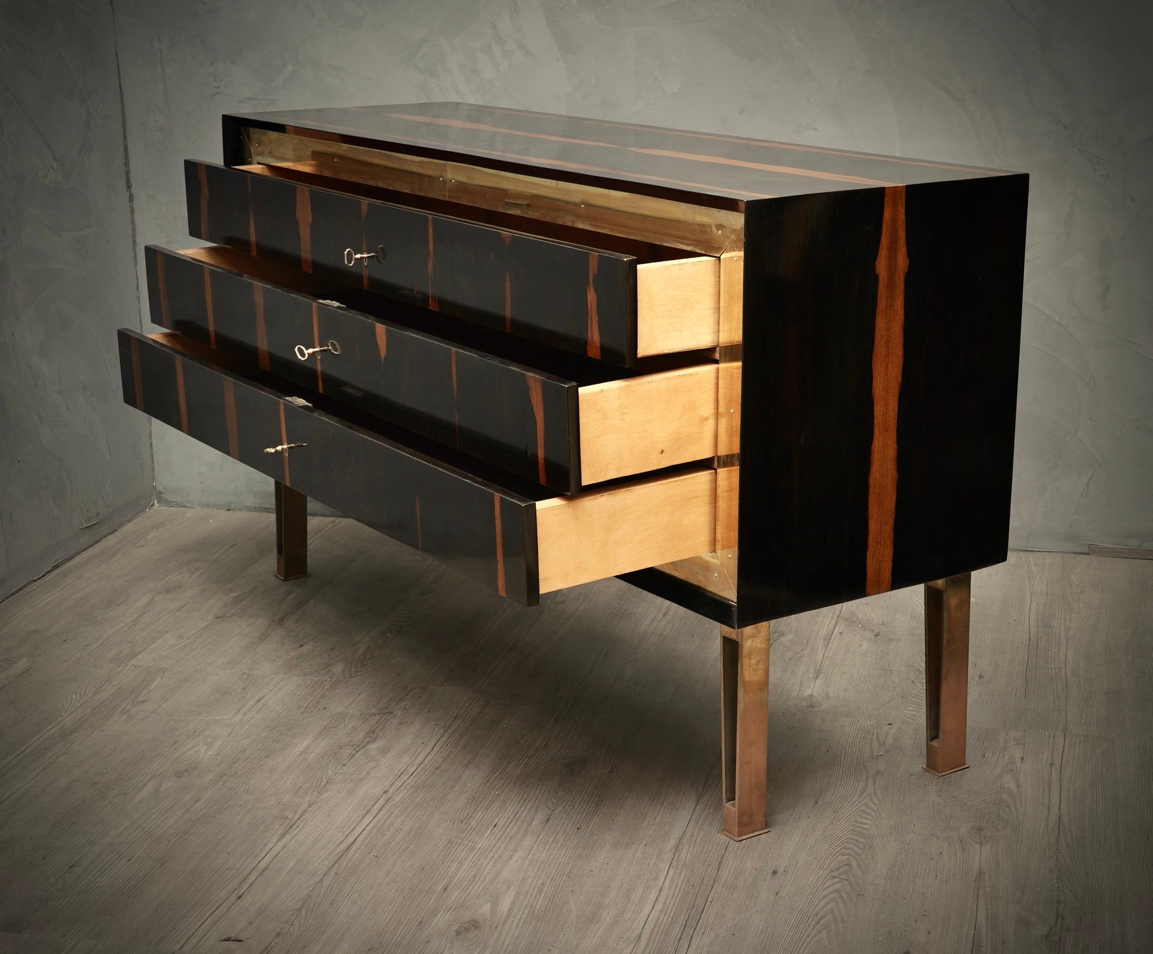 Ottone Commodes e cassettiere italiane in noce e ottone Art Déco, 1940 in vendita