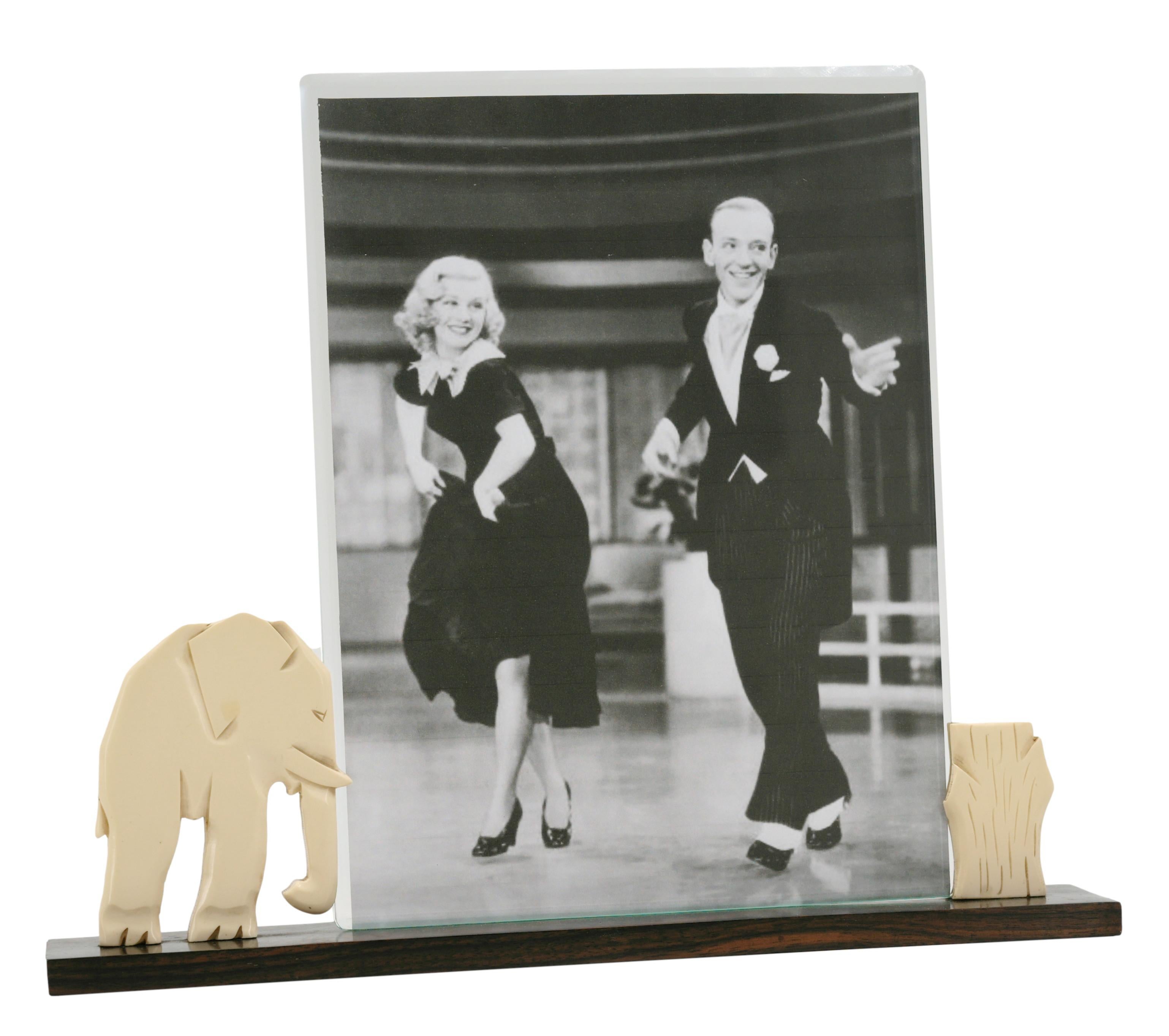 Cornice fotografica francese Art Deco, Francia, anni '1920. Caratterizzata da un elegante motivo a elefante, questa cornice è realizzata in lussuoso legno di Macassar, bachelite e vetro. La cornice comprende il vetro smussato originale, che sfoggia