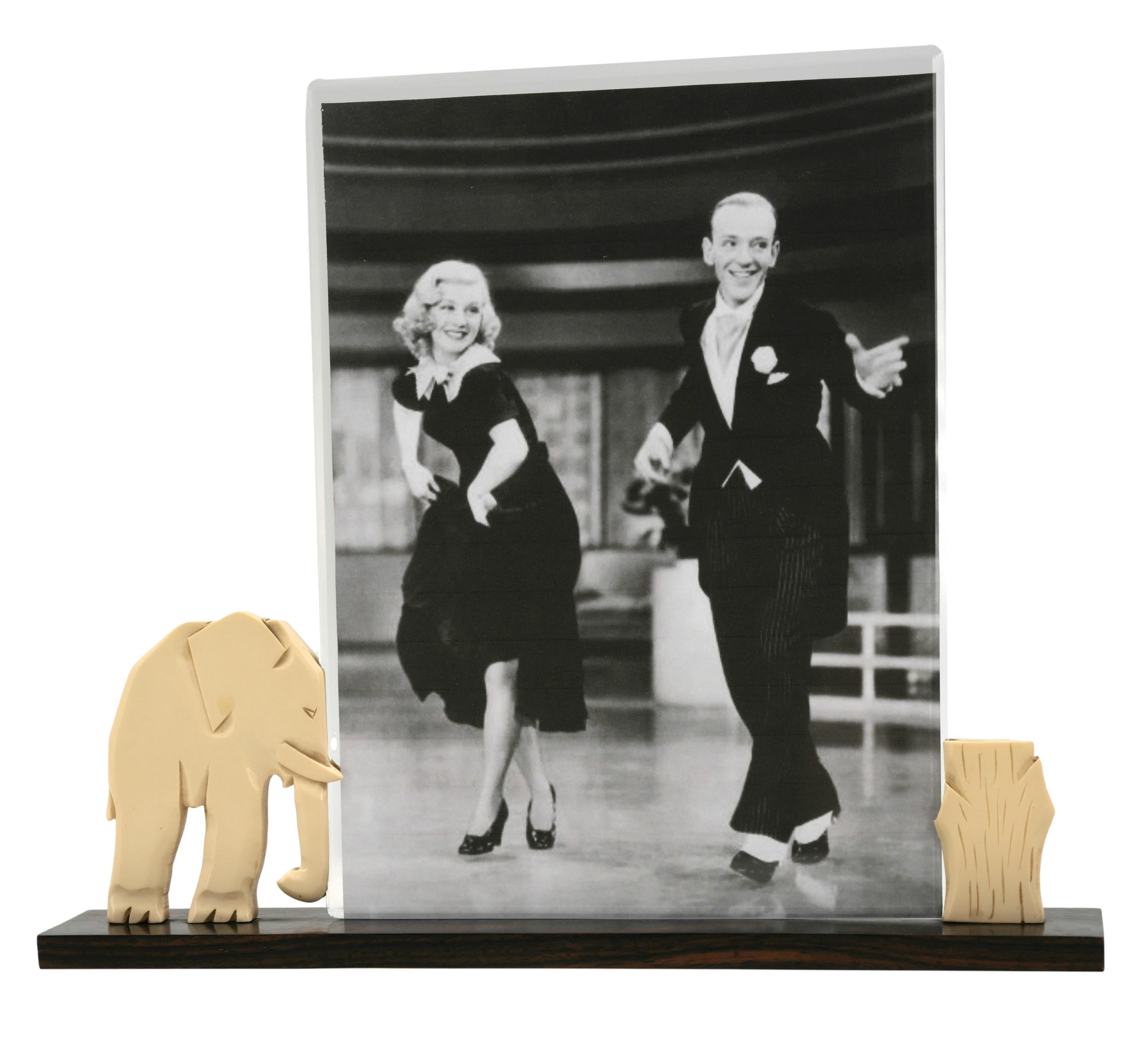 Inizio XX secolo Cornice fotografica Art Deco Macassar e Elefante in bachelite, 1920 in vendita