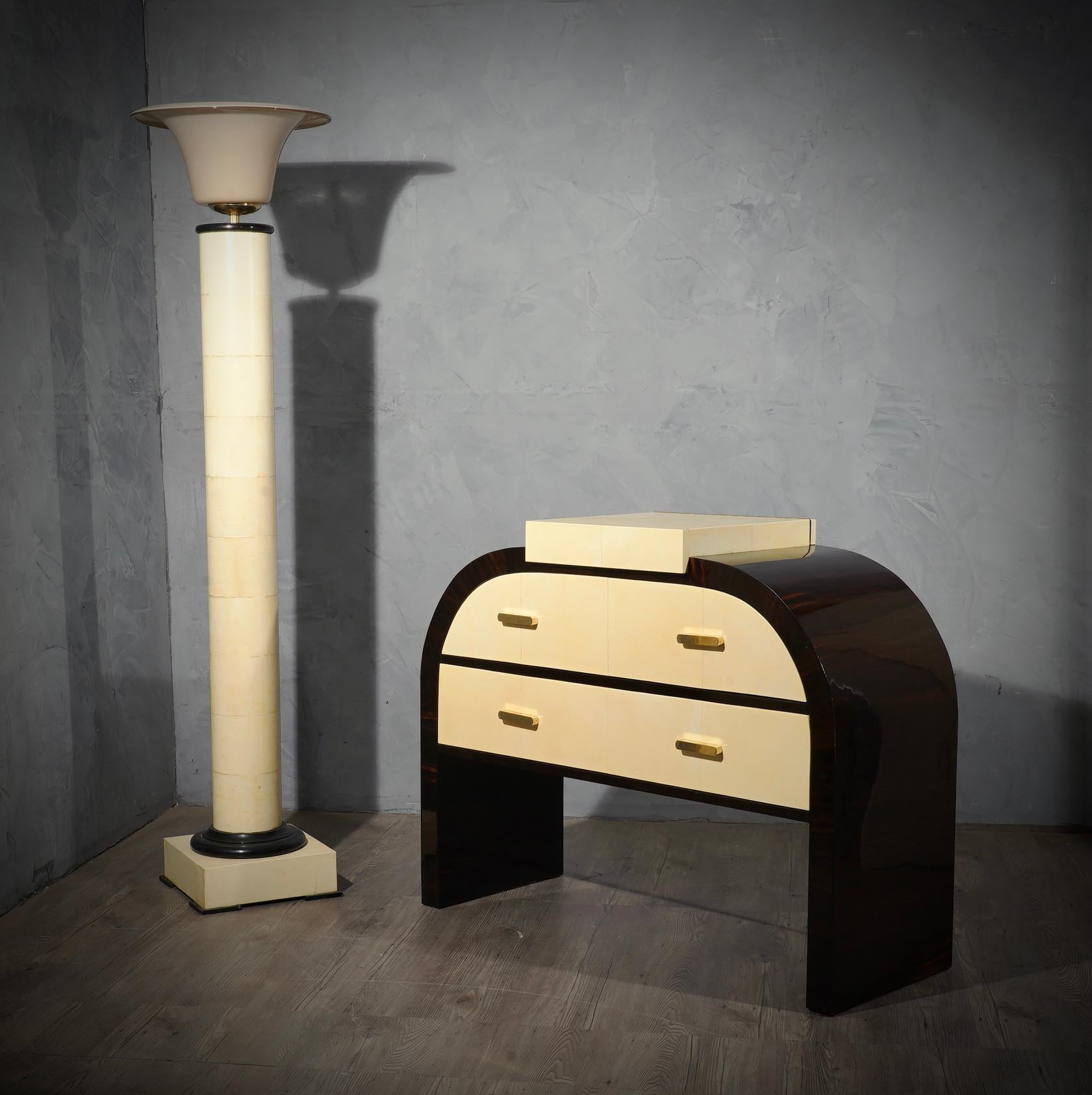 Sinuous shapes for this fine piece of furniture, all refinement and style, this chest of drawers knows no limits. Inspired by the upper-middle class gentleman, this charismatic dresser has an indisputable timeless design, truly classic of Italian