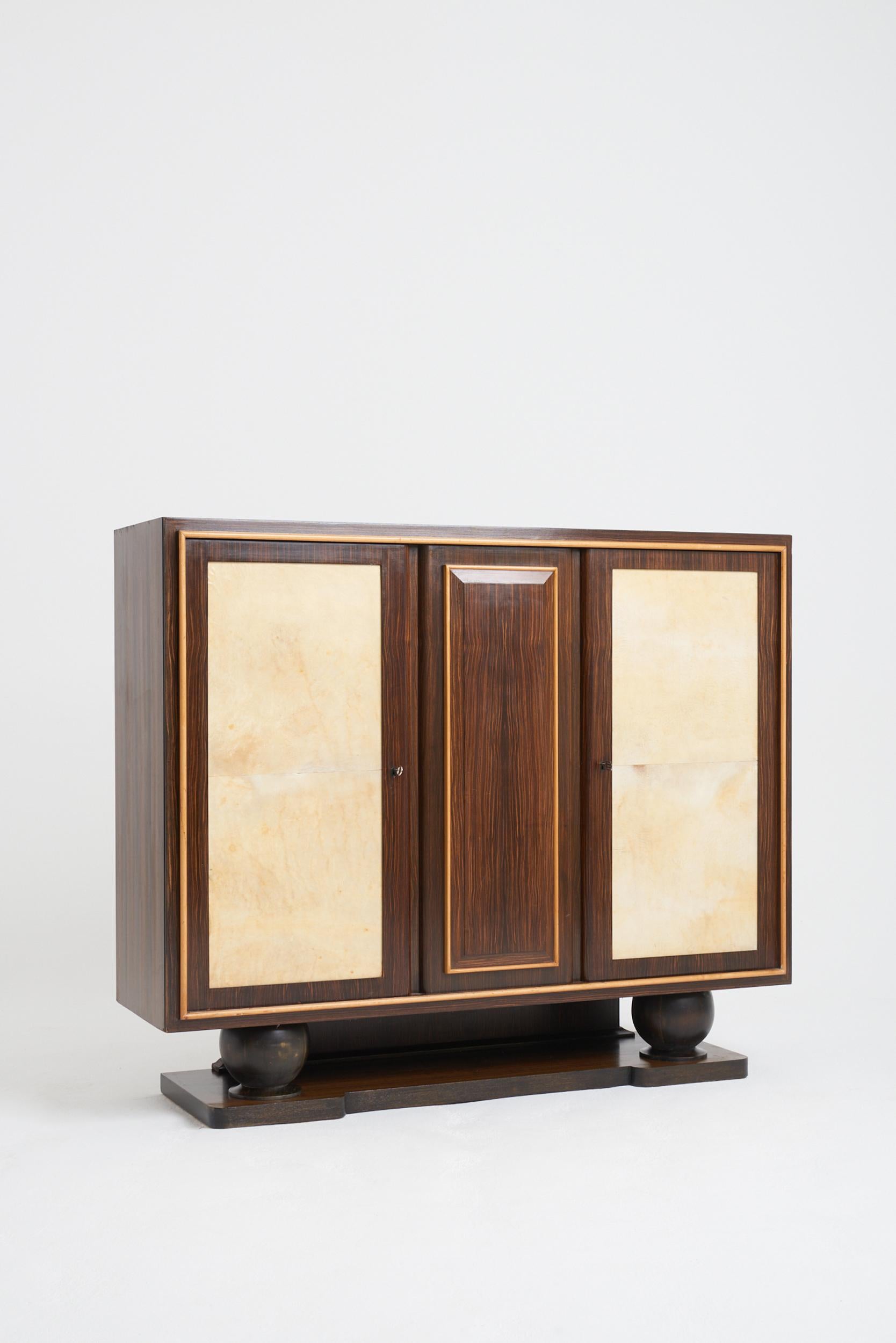 Art Deco Kabinett aus Makassar-Ebenholz und Velum (Französisch) im Angebot