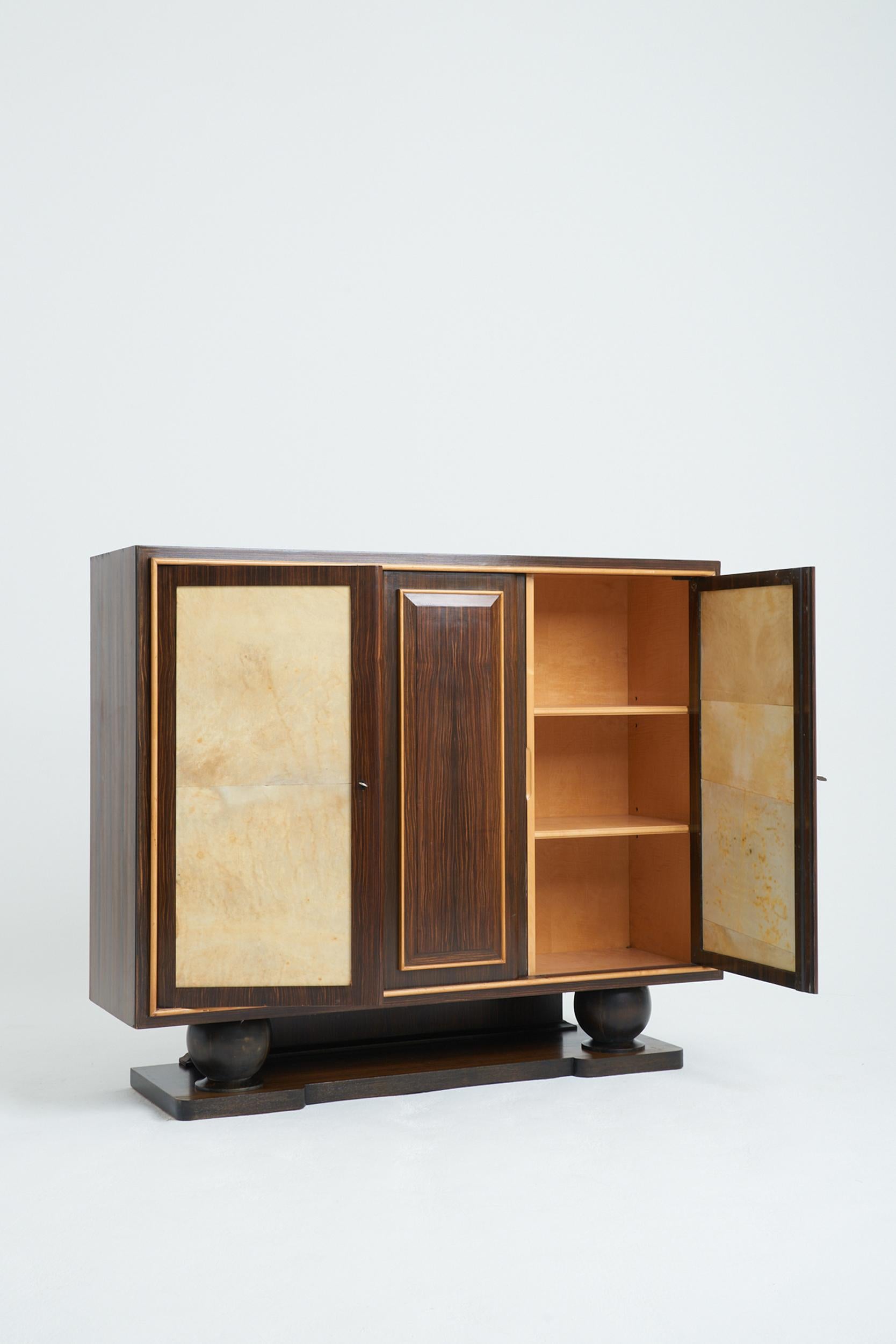 Art Deco Kabinett aus Makassar-Ebenholz und Velum (Mitte des 20. Jahrhunderts) im Angebot