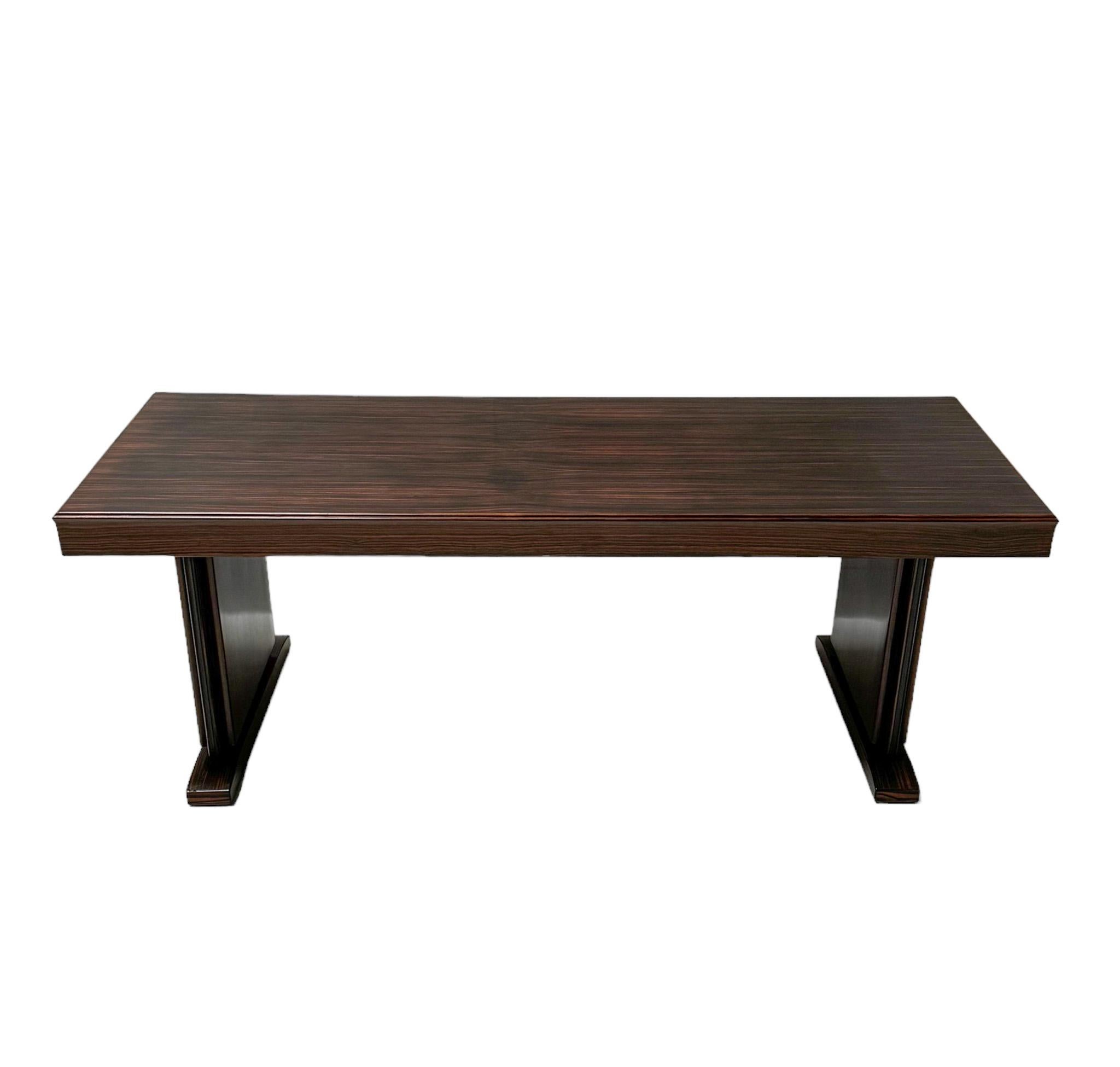 Prächtiger und seltener Art Deco Couchtisch oder Cocktailtisch.
Entwurf von Gebroeders Reens Amsterdam.
Auffälliges niederländisches Design aus den 1930er Jahren.
Massiver Sockel aus Makassar-Ebenholz mit originaler, mit Makassar-Ebenholz furnierter