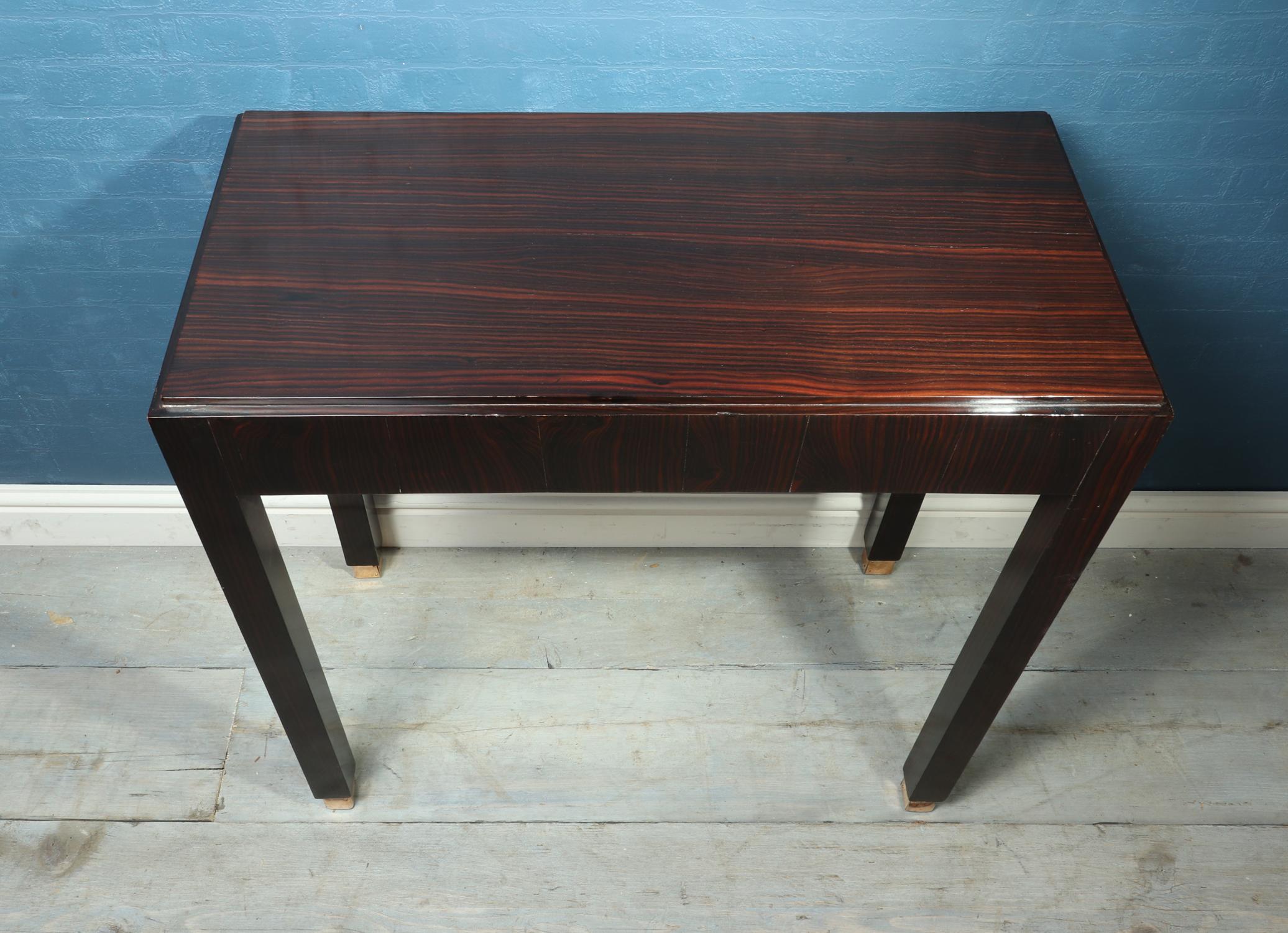 Art Deco Macassar ebony side table
A single drawer Art Deco sidetable, Produced in France in Macassar ebony with bronze tipped feet fully polished and in very good condition, with few minor age related marks

Age: 1930

Style: Art