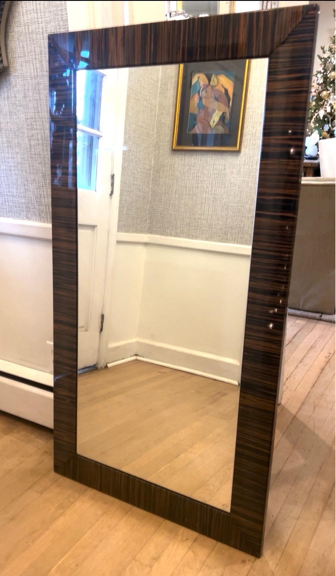 Prodotto in Italia.

Specchio rettangolare Art Deco con cornice in ebano Macassar.
Faceva parte di una credenza.  La base è stata venduta e rimane solo lo specchio.
Can può essere appoggiato sul caminetto o aggiungere dei ganci per appenderlo alla