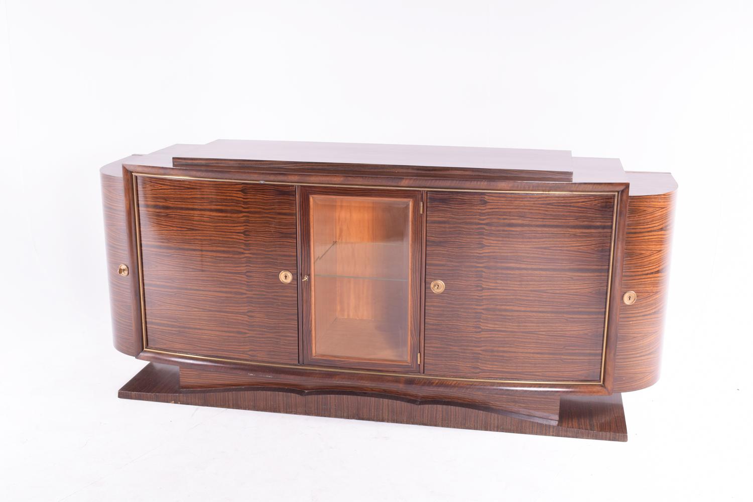 Art Deco French sideboard, from the 1920s in Macassar wood and interiors in sapele mahogany.
Design details and materials characteristic of Art Deco period, beautiful wood veneer with a brass profile and key holes, contrasting the dark wood with