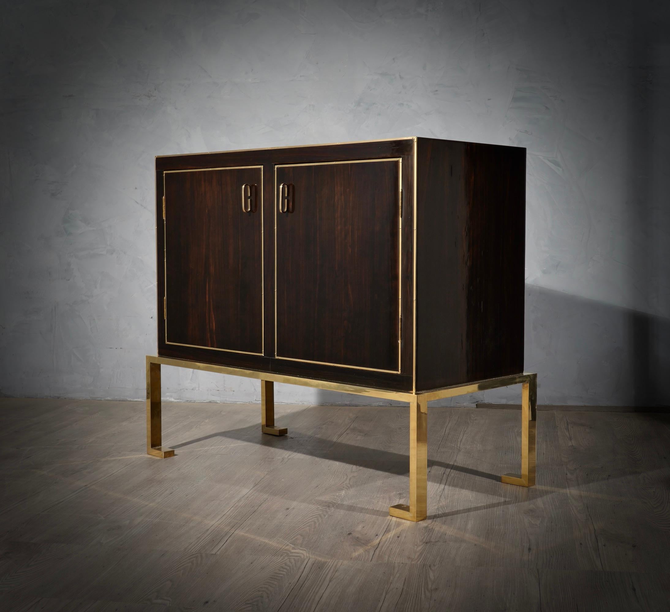 Dieses Sideboard ist raffiniert und stilvoll und kennt keine Grenzen. Inspiriert von den Gentlemen der oberen Mittelklasse, hat diese charismatische Bar ein unbestreitbar zeitloses Design, ein echter Klassiker des italienischen Dekors.

Der Korpus