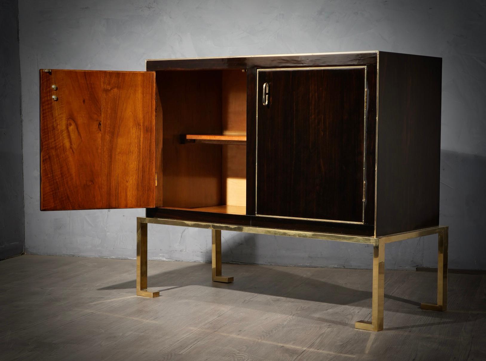 Art Deco Walnut Wood and Brass Italian Dry Bar Sideboard, 1940 In Good Condition For Sale In Rome, IT