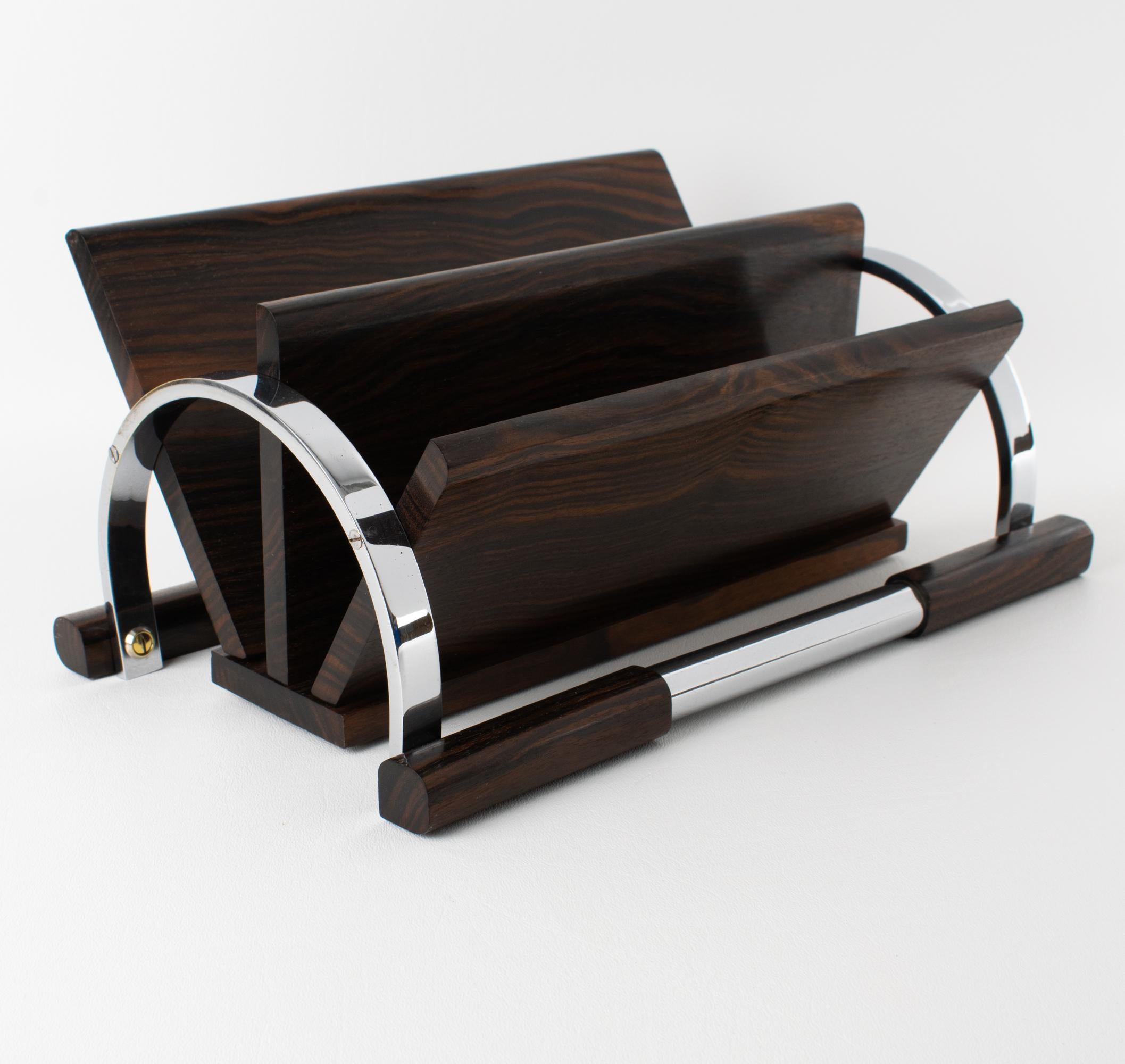 Dieses außergewöhnliche modernistische Art-Déco-Schreibtisch-Accessoire, das um 1930 in Frankreich sorgfältig hergestellt wurde, ist eine beeindruckende Verschmelzung von Raffinesse und Nützlichkeit. Die atemberaubende, kühne geometrische Silhouette