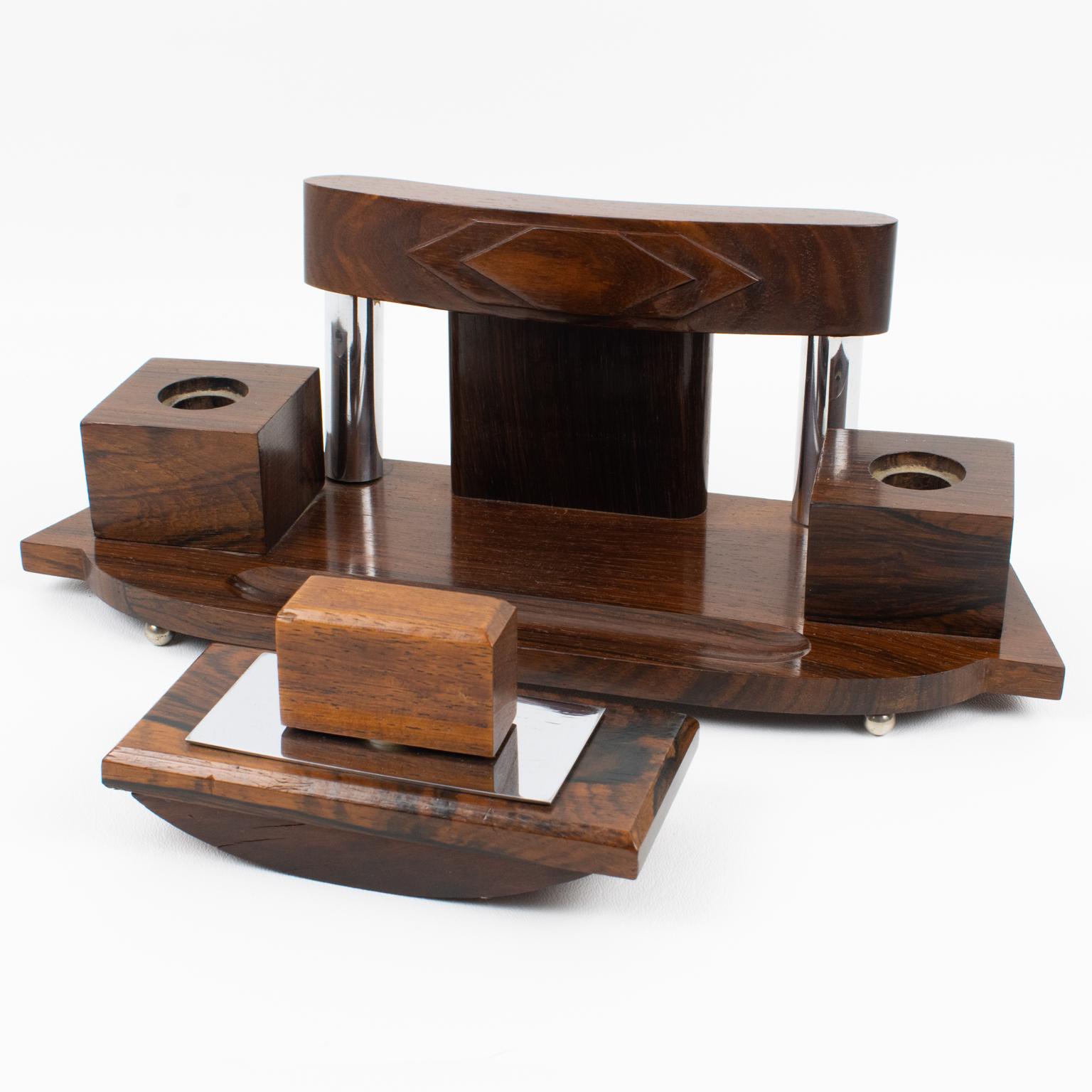 Questo splendido accessorio da scrivania in stile Art Déco modernista è stato realizzato in Francia intorno al 1930. L'insieme è composto da un calamaio doppio e da un blotter abbinato. L'elegante forma geometrica ha il corpo principale in legno di