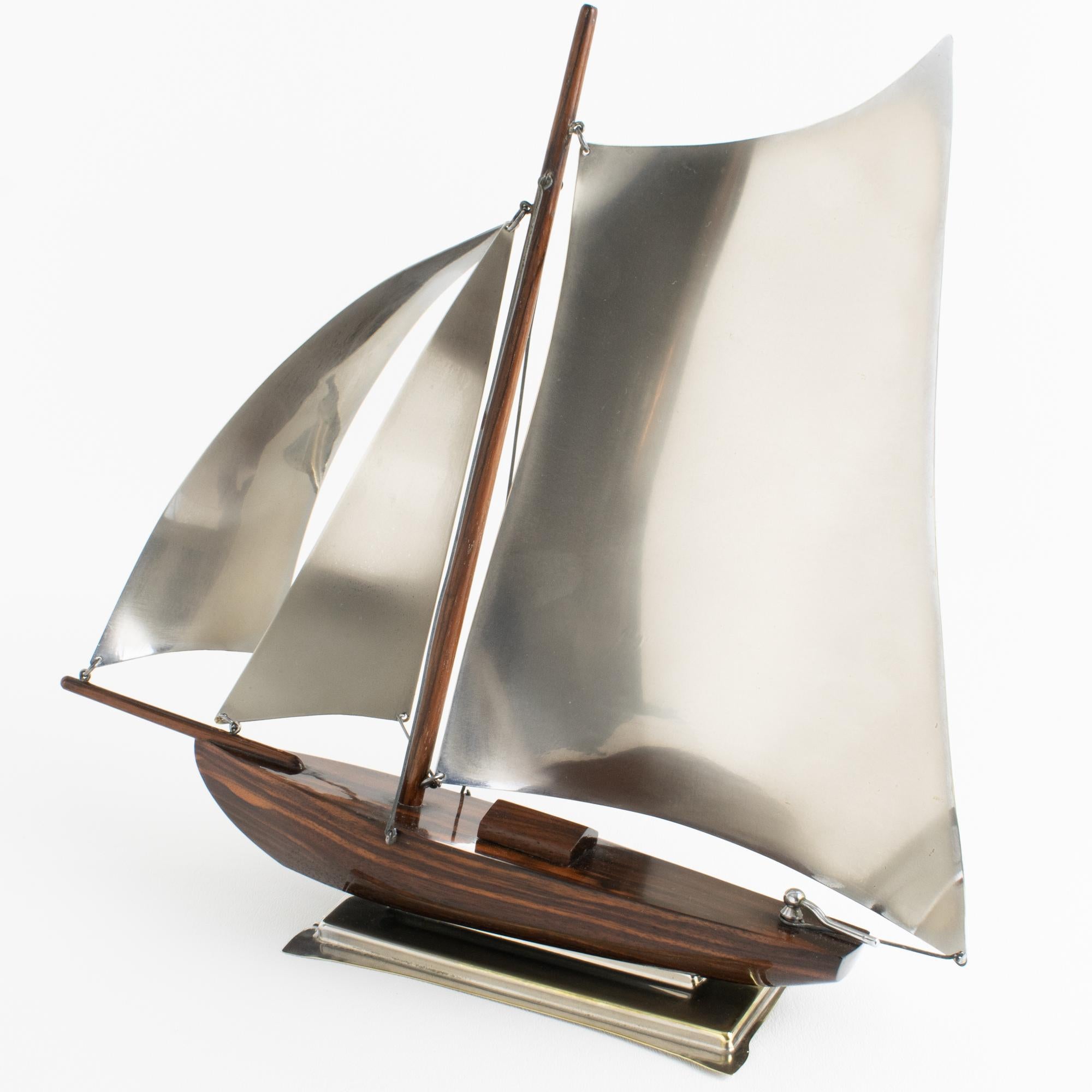 Cette exceptionnelle maquette de sculpture de voilier Art déco est une étonnante pièce de décor d'époque, mêlant savoir-faire et élégance. Fabriqué en France vers 1930, il offre une interprétation stylisée de l'emblématique quillard de la classe