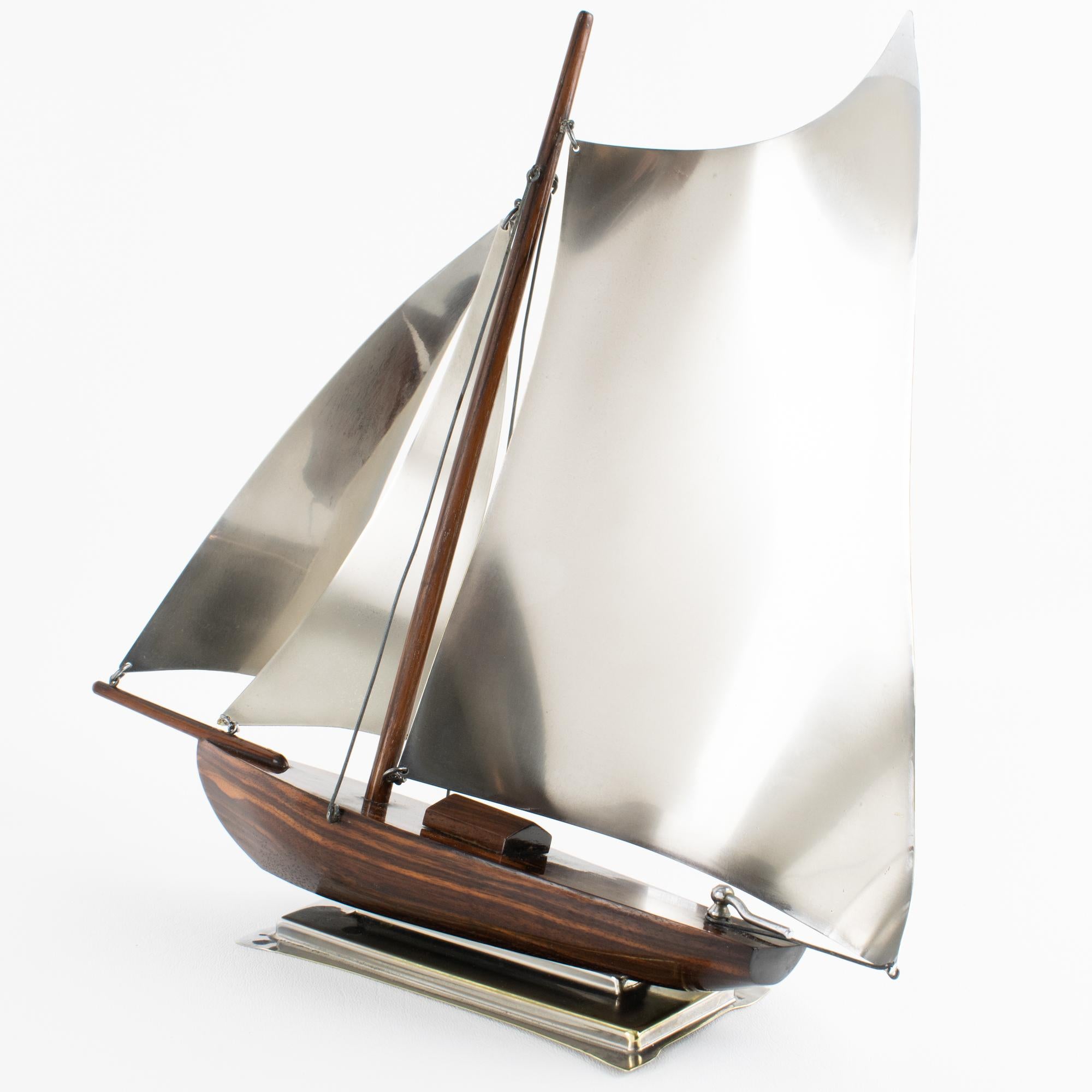 Français Art Deco Wood et Metal Sail Boat Model, France circa 1930 en vente