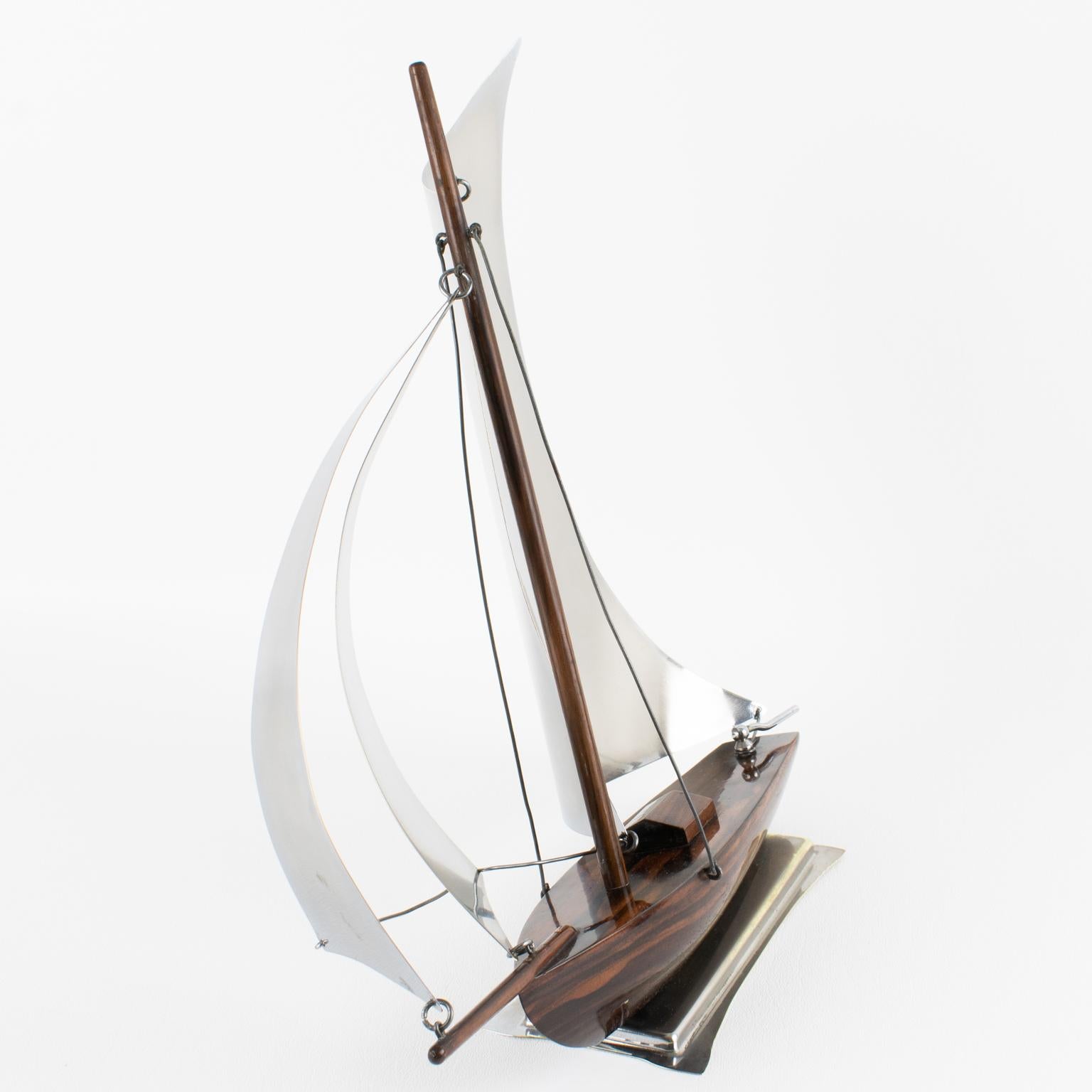 Milieu du XXe siècle Art Deco Wood et Metal Sail Boat Model, France circa 1930 en vente