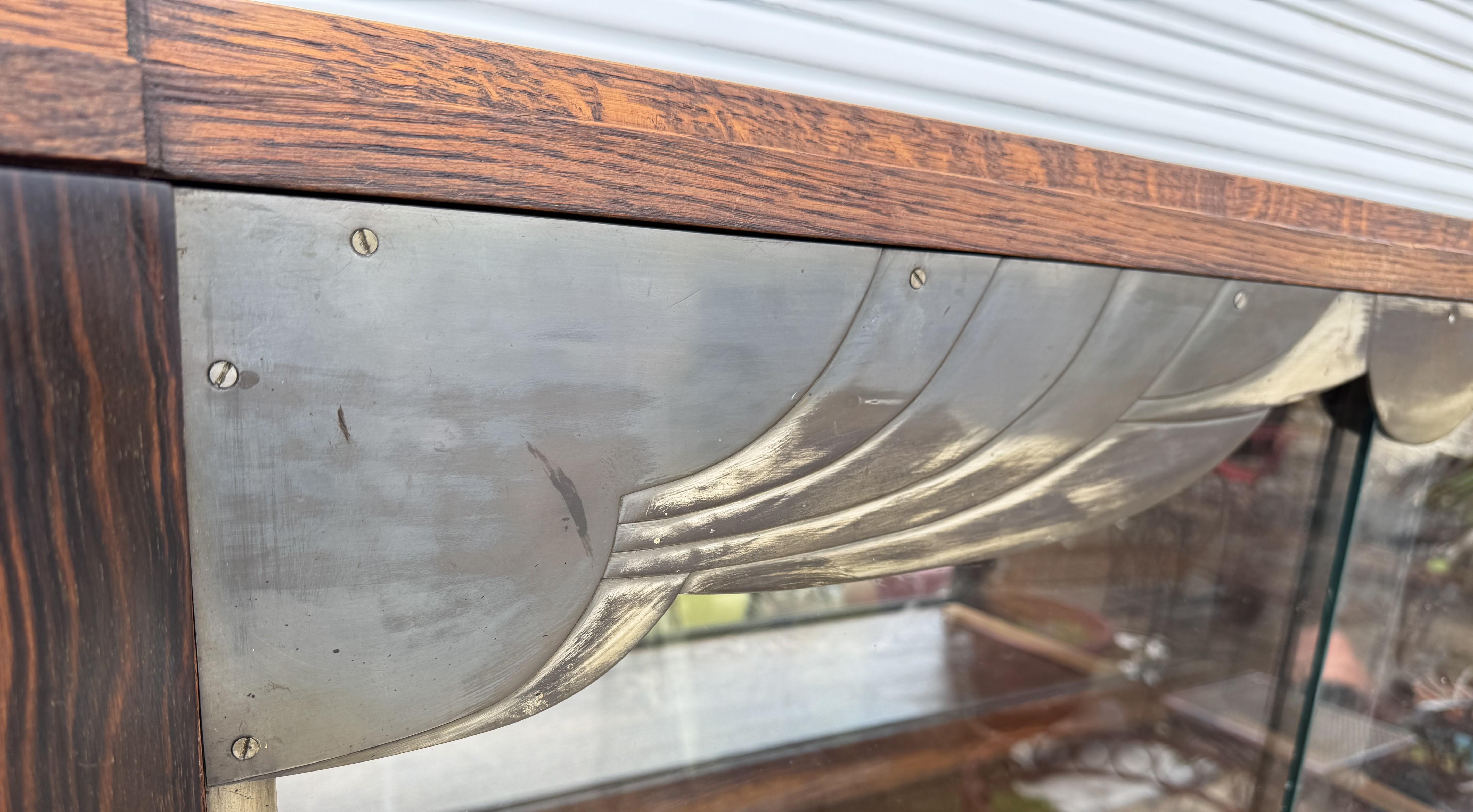 Art Deco Makassar Holz Anrichte/Trockenbar mit Metallbeschlägen im Angebot 4