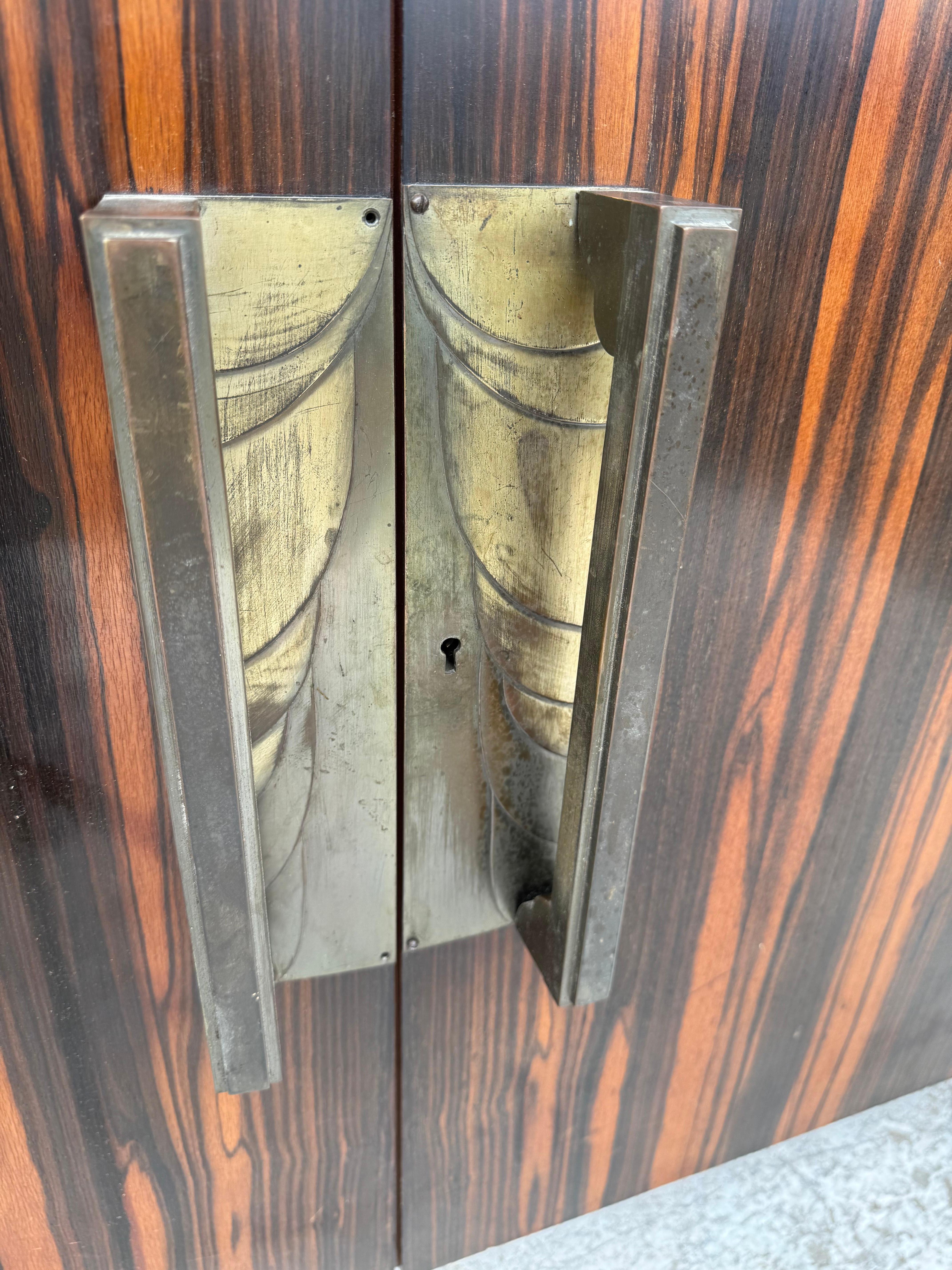 Art Deco Makassar Holz Anrichte/Trockenbar mit Metallbeschlägen (Frühes 20. Jahrhundert) im Angebot