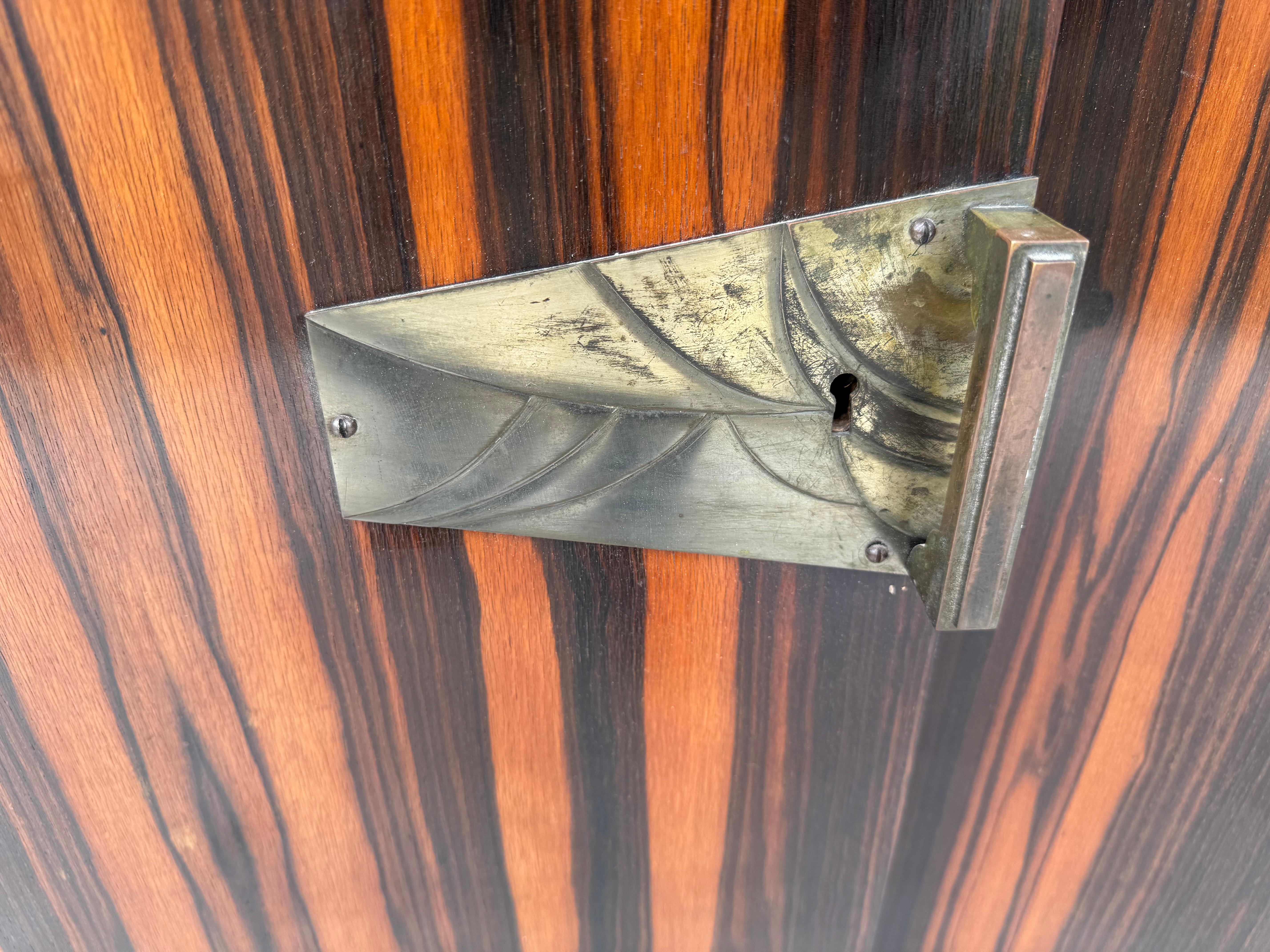 Art Deco Makassar Holz Anrichte/Trockenbar mit Metallbeschlägen im Angebot 1