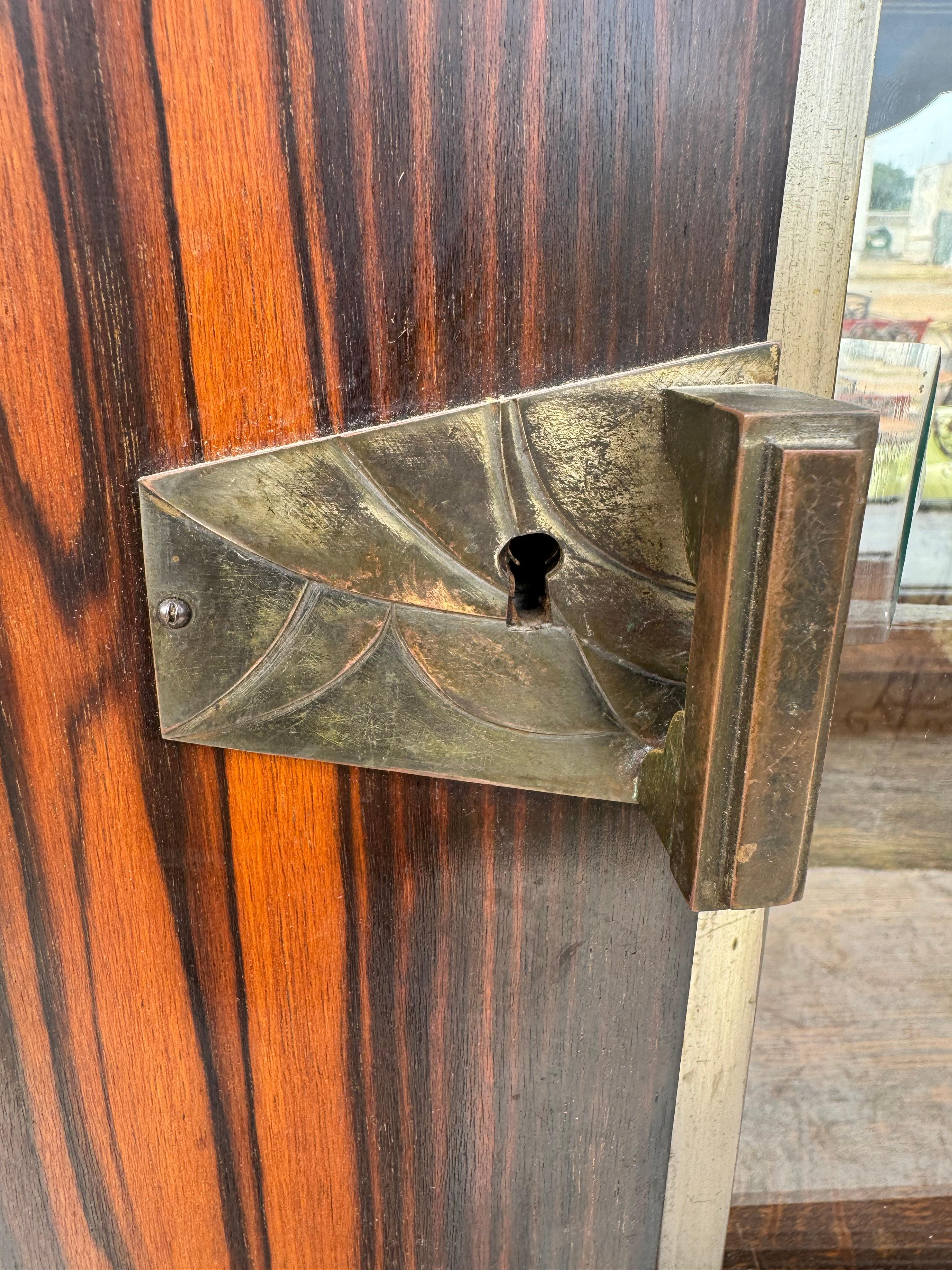 Art Deco Makassar Holz Anrichte/Trockenbar mit Metallbeschlägen im Angebot 2