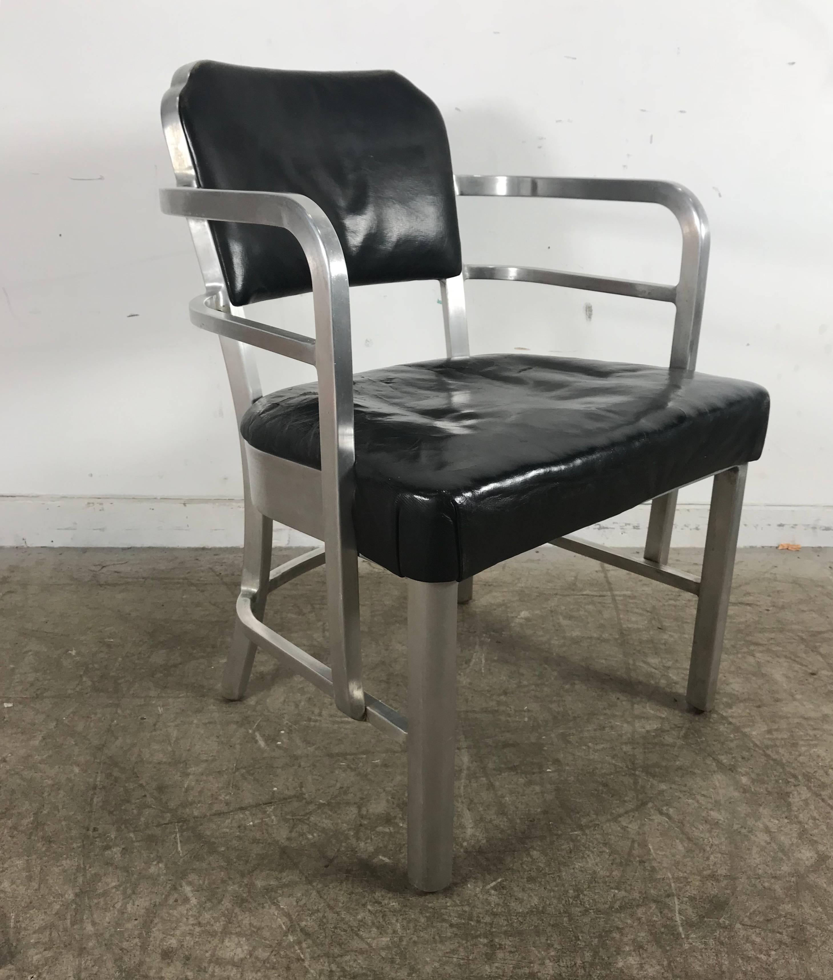 Art déco Fauteuil Art Déco en aluminium et cuir de l'ère de la machine par GoodForm