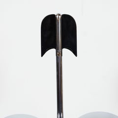 Zeitschriftenständer aus Emaille und Chrom in Schwarz und geschnörkelter Form von Revere, Art déco/Maschinenzeitalter