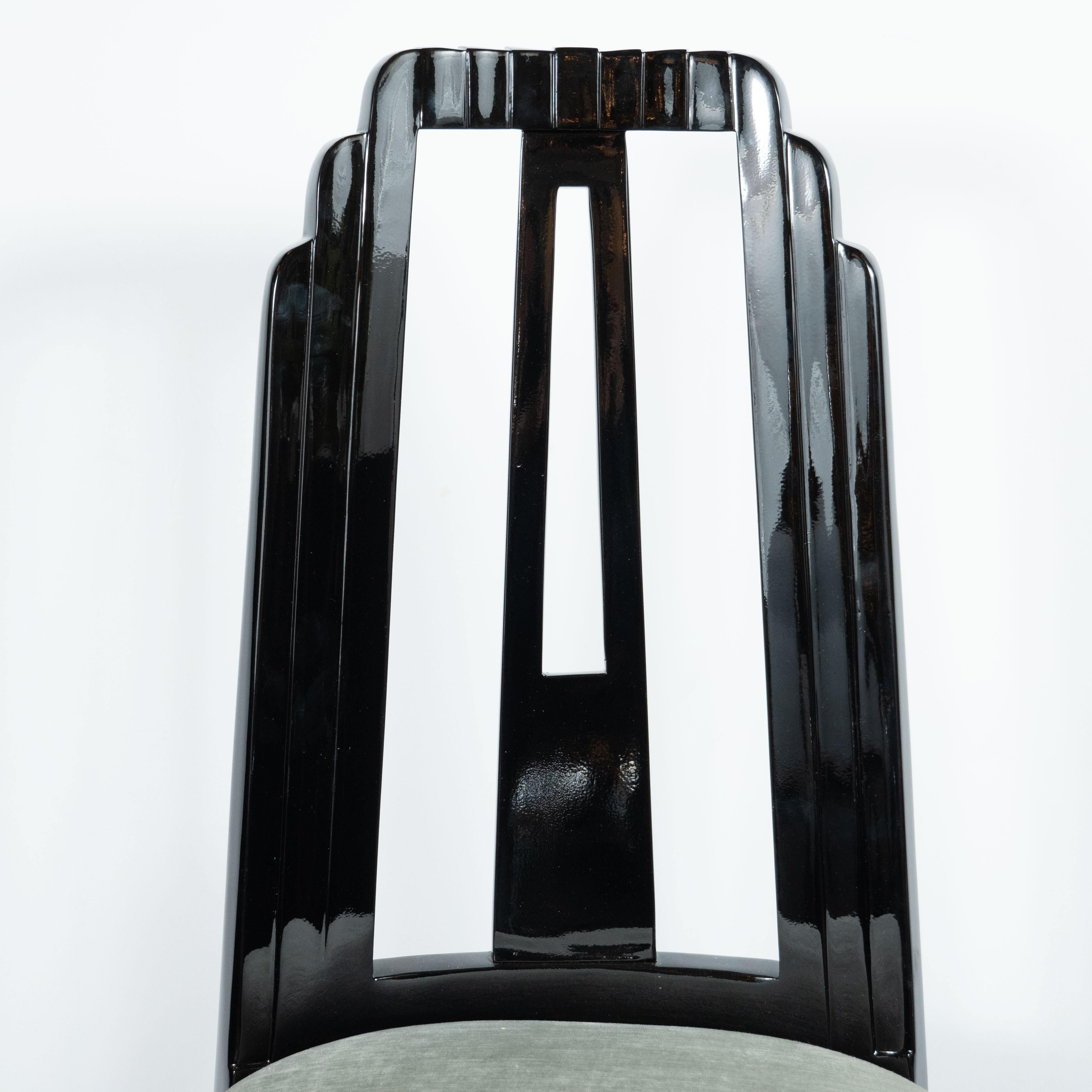 Dieser schöne Art Deco Schreibtisch oder Beistellstuhl aus dem Maschinenzeitalter wurde in den Vereinigten Staaten um 1935 hergestellt. Er hat eine kanalisierte, wolkenkratzerartige Rückseite, gerade Vorderbeine und leicht angewinkelte Hinterbeine