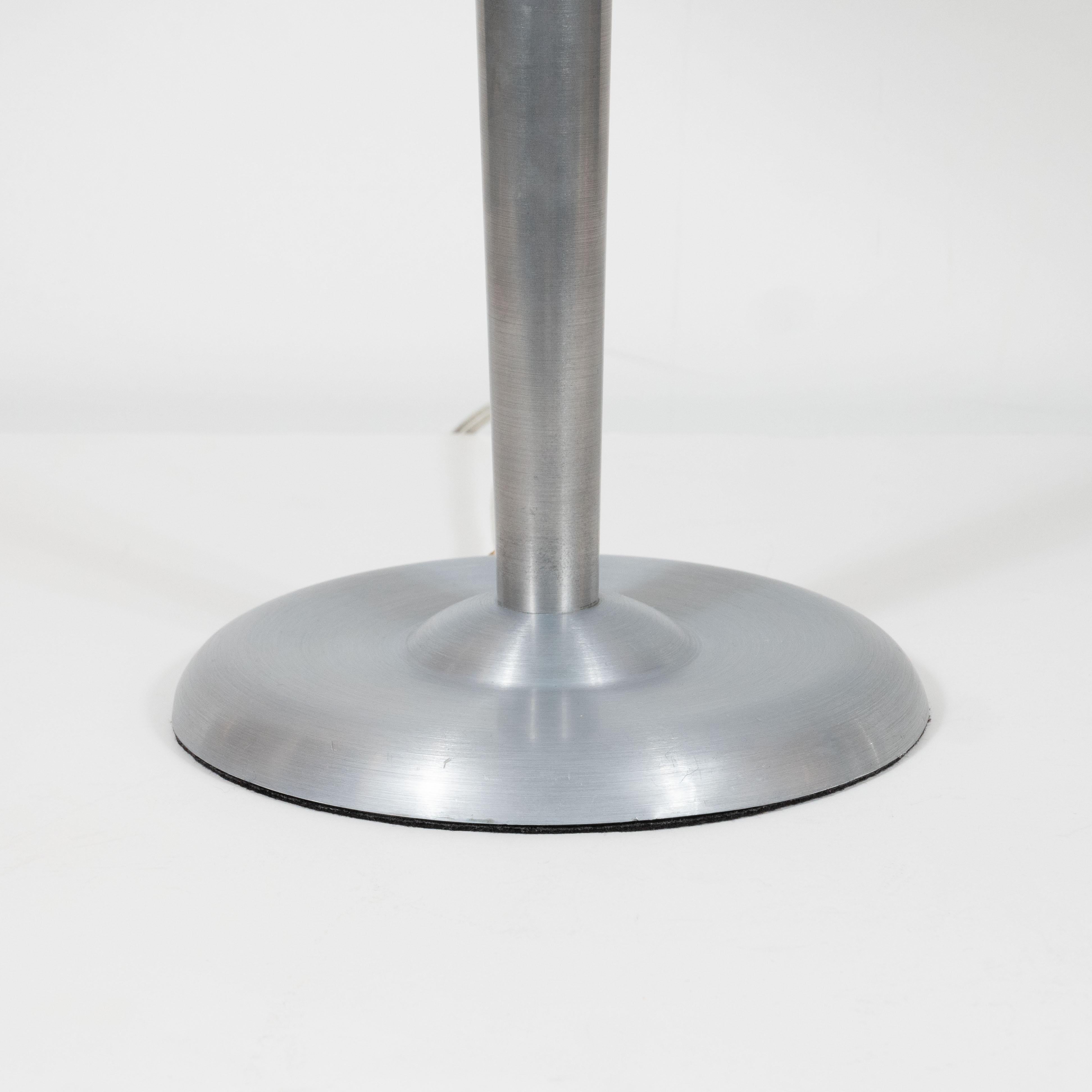 Art-Déco-Tischlampe aus gebürstetem Aluminium und Messing, Maschinenzeitalter (Art déco) im Angebot