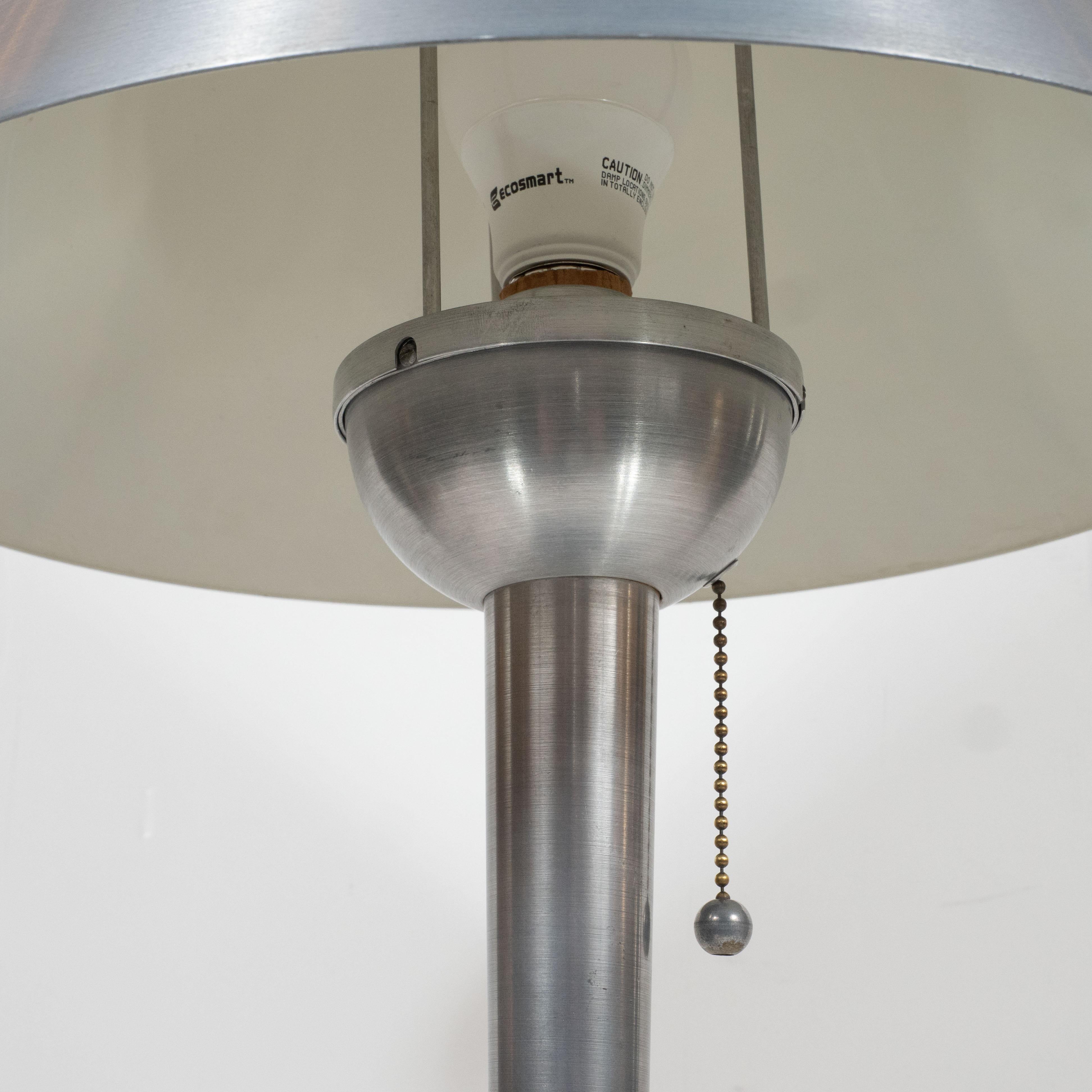 Art-Déco-Tischlampe aus gebürstetem Aluminium und Messing, Maschinenzeitalter im Angebot 1