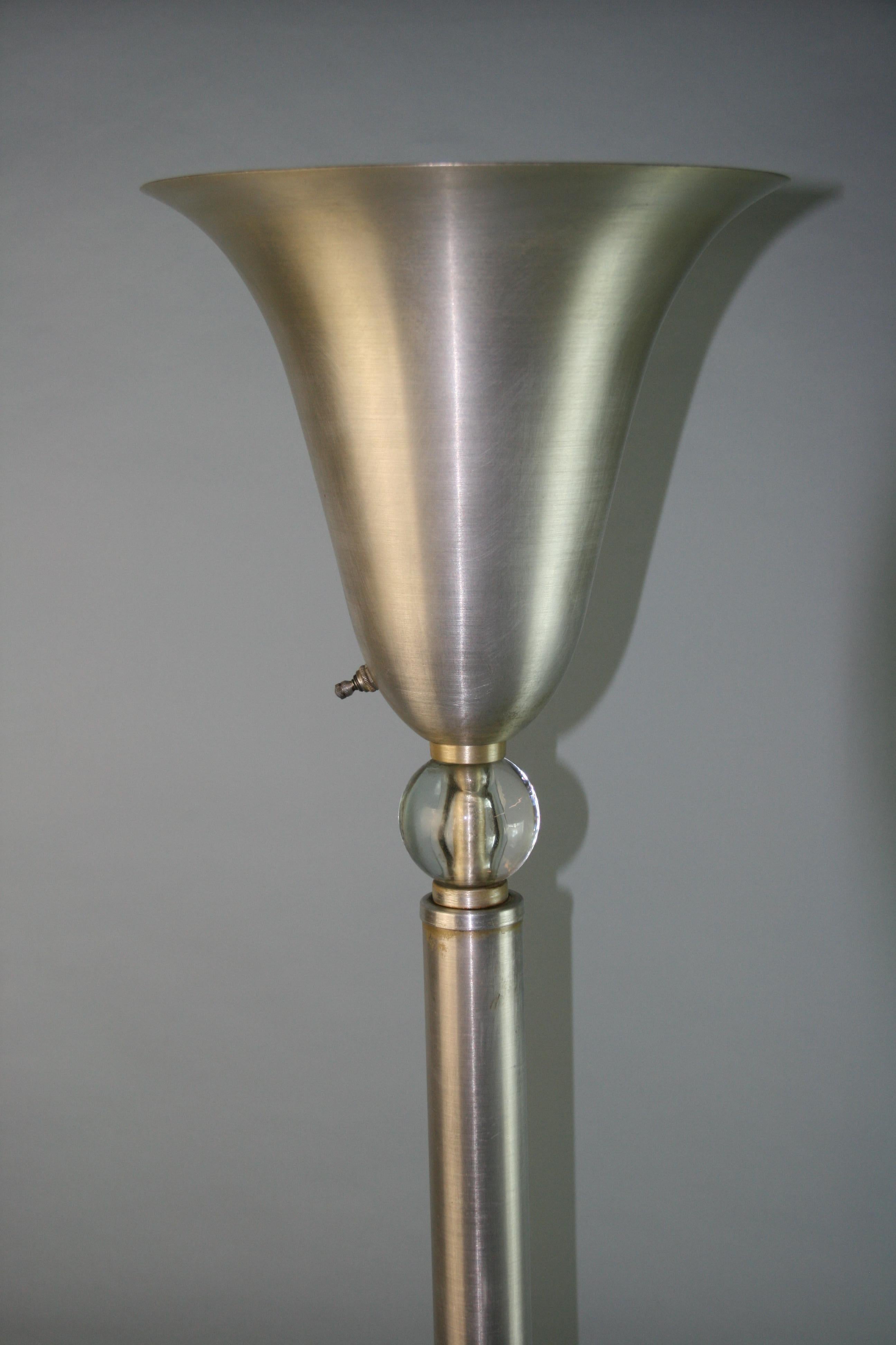 Art déco Fackel aus gebürstetem Aluminium und Glas von Russel Wright aus dem Maschinenzeitalter im Zustand „Gut“ im Angebot in Douglas Manor, NY