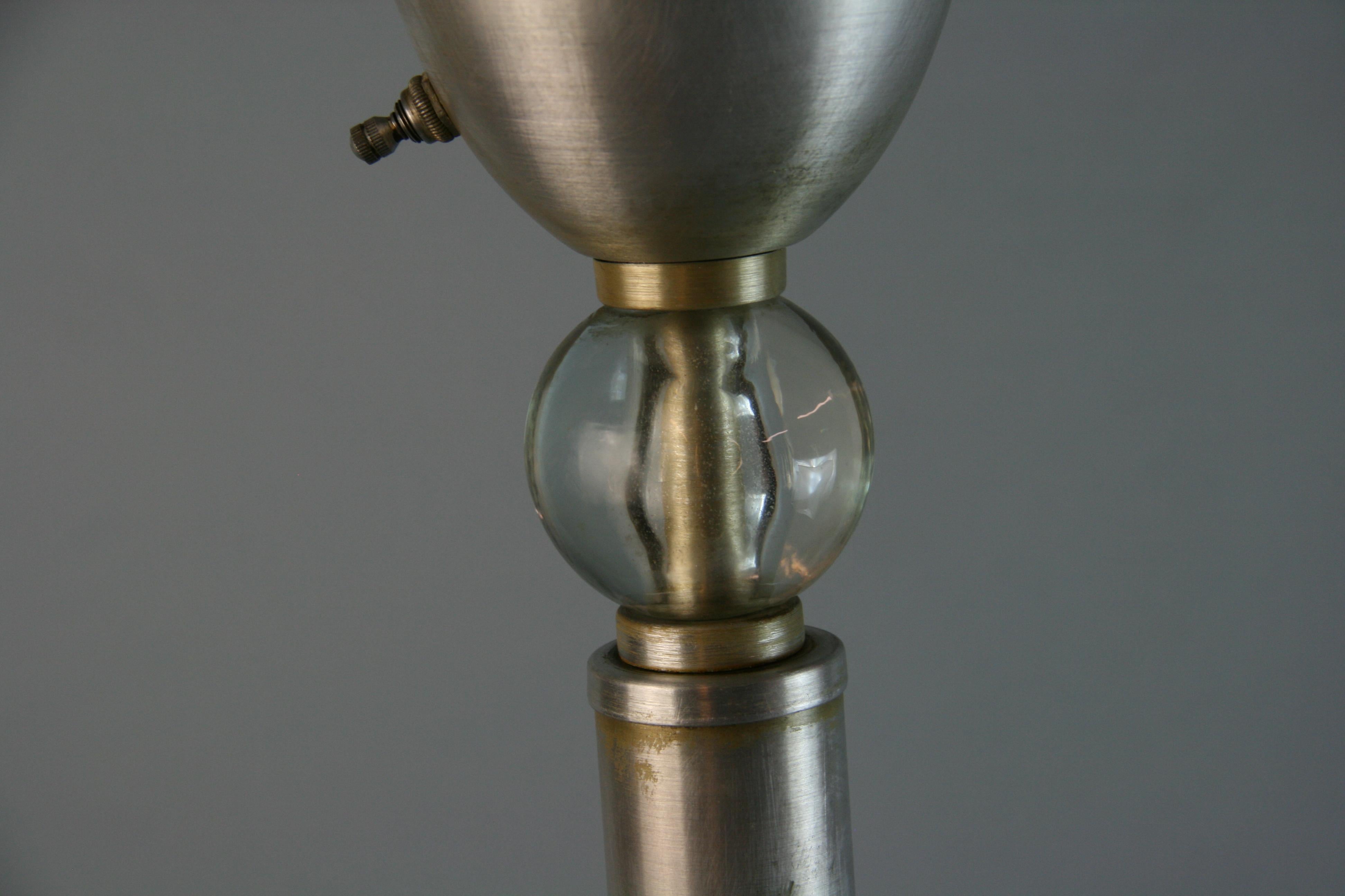 Art déco Fackel aus gebürstetem Aluminium und Glas von Russel Wright aus dem Maschinenzeitalter (Mitte des 20. Jahrhunderts) im Angebot