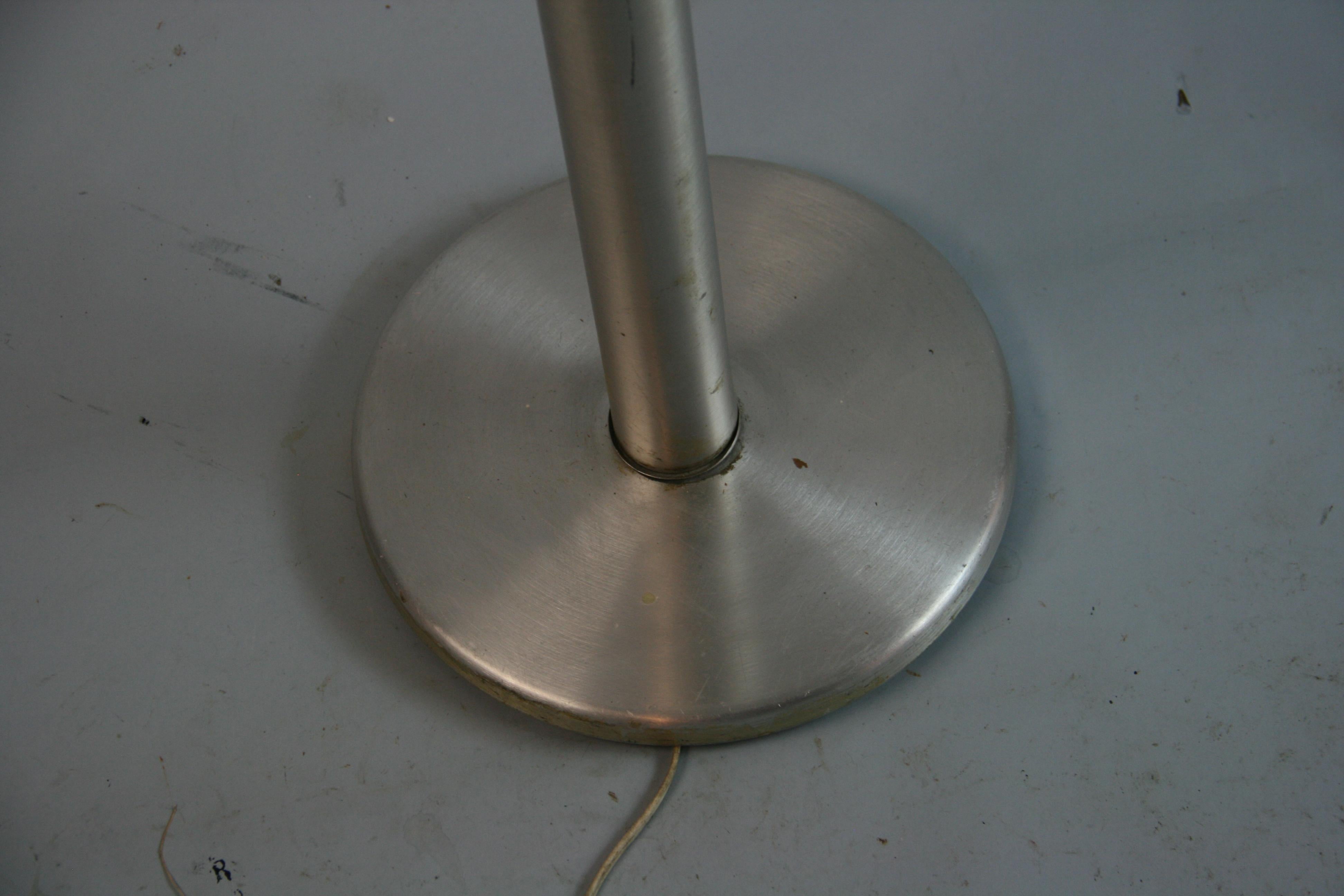 Aluminium Torchère Art Déco en aluminium brossé et verre de l'ère de la machine par Russel Wright en vente
