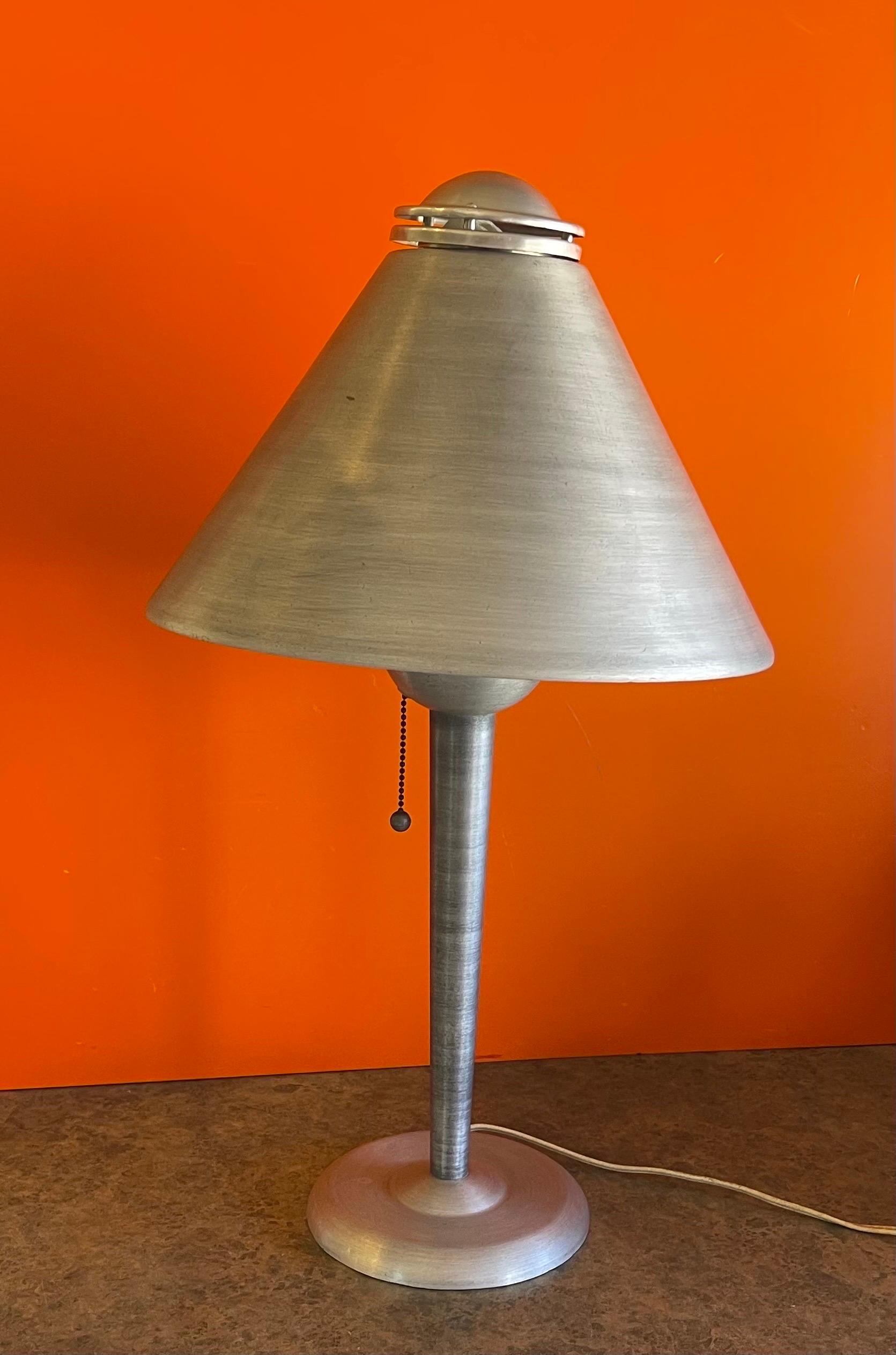 Art déco Lampe de table Art Déco Machine Age en aluminium brossé par Soundrite Corporation en vente