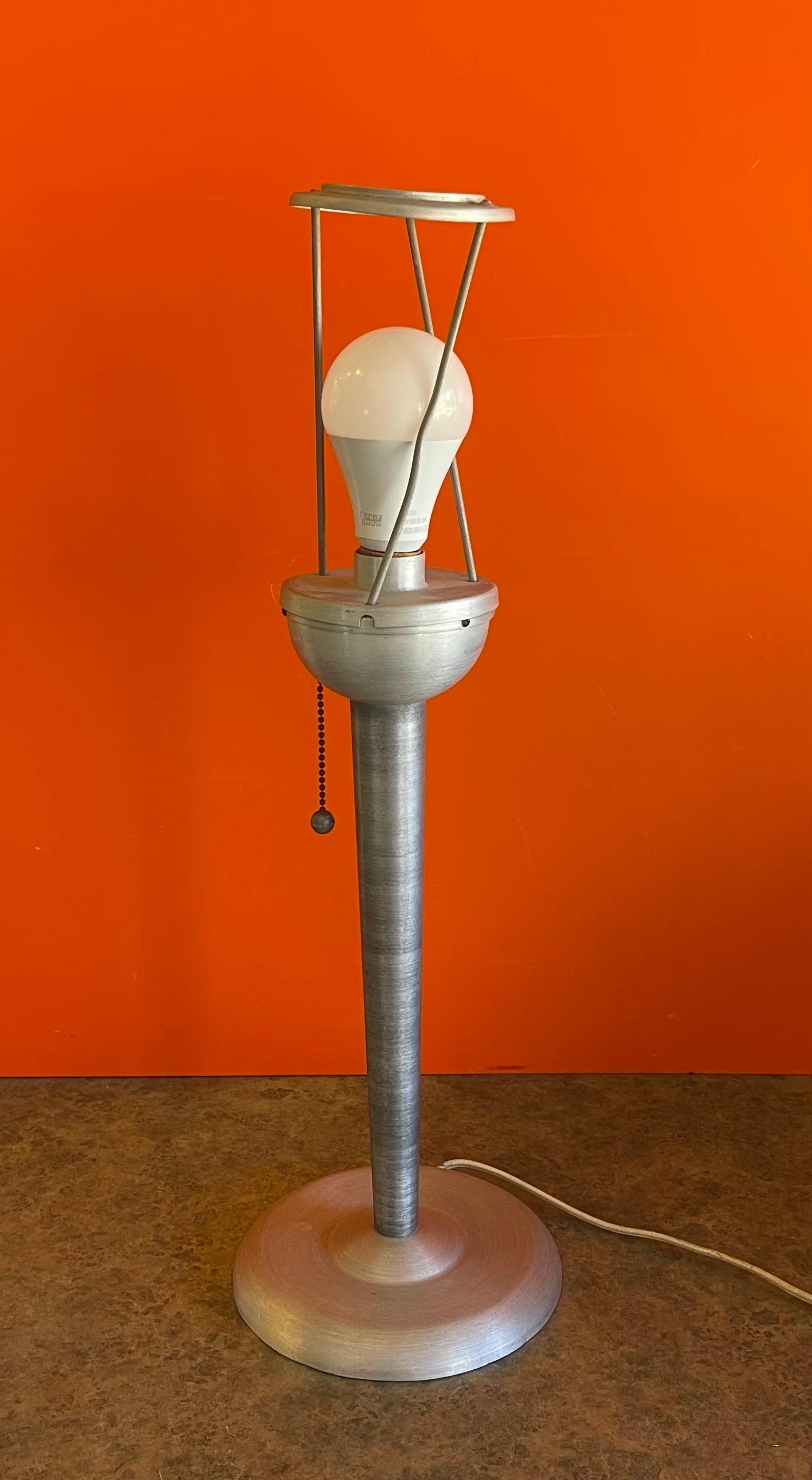 20ième siècle Lampe de table Art Déco Machine Age en aluminium brossé par Soundrite Corporation en vente