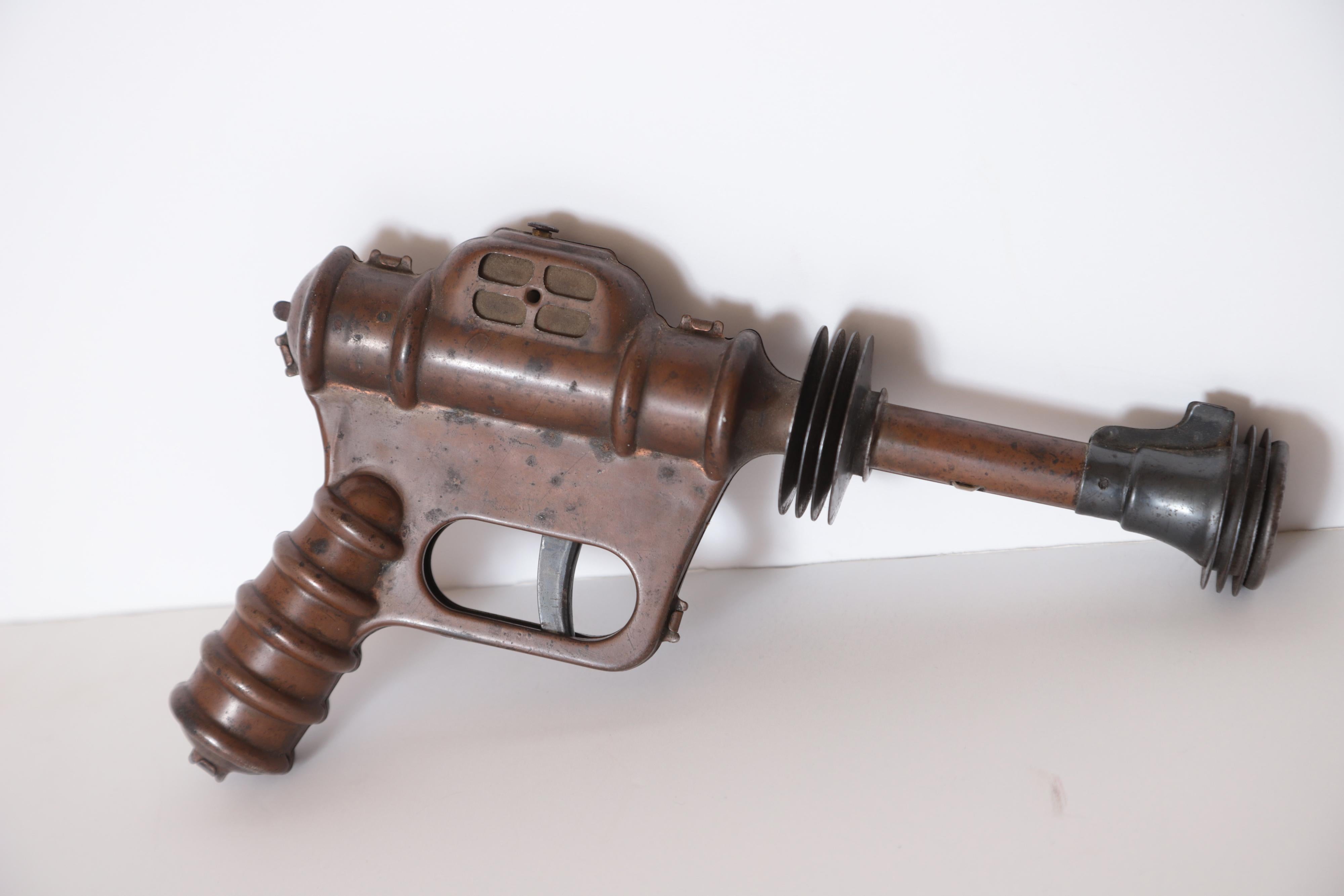 Pistolet désintégrateur Art Déco Machine Age Buck Rogers 